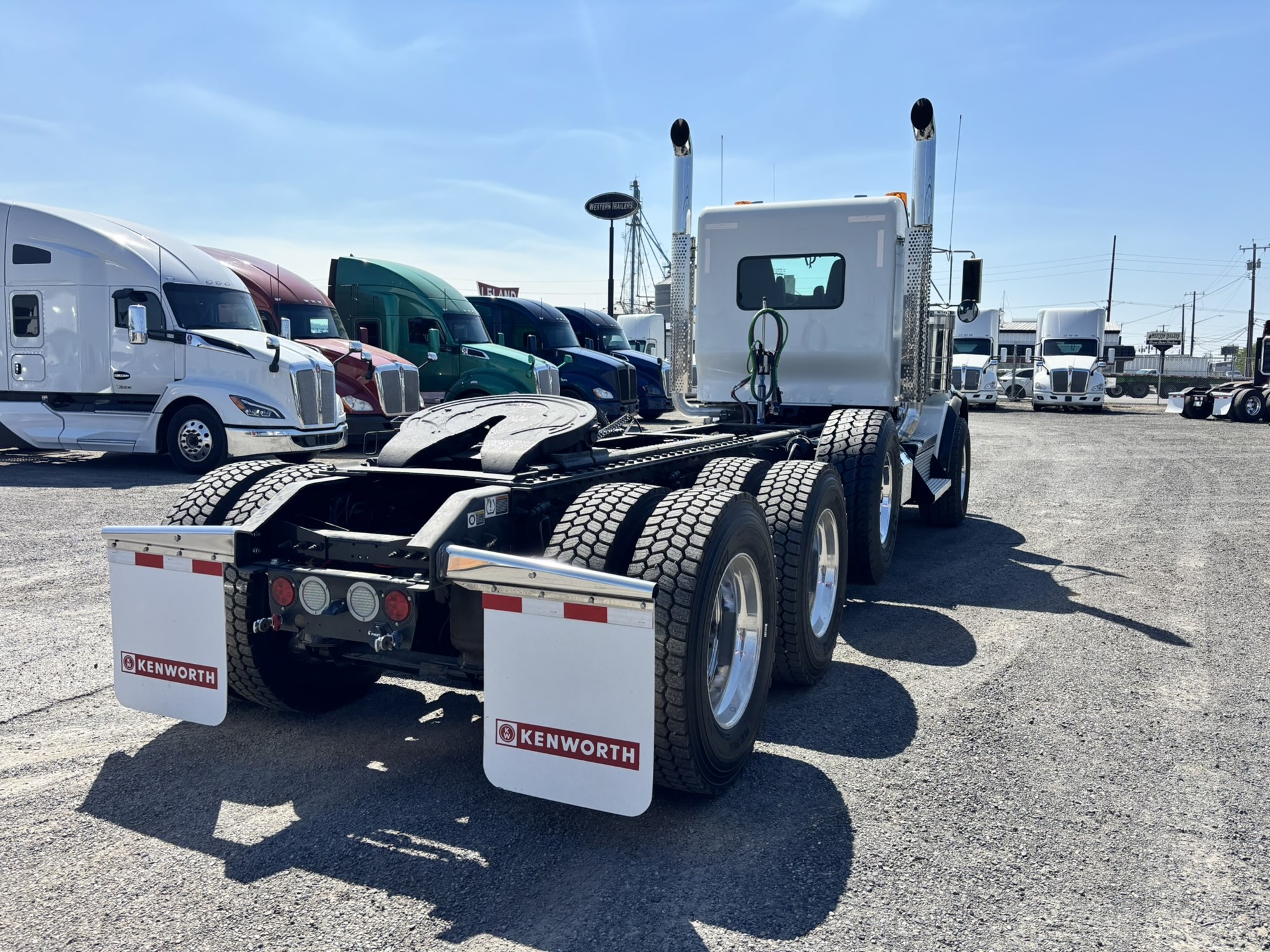 2027 Kenworth T800B 2027 Kenworth T800B - image 4 of 6