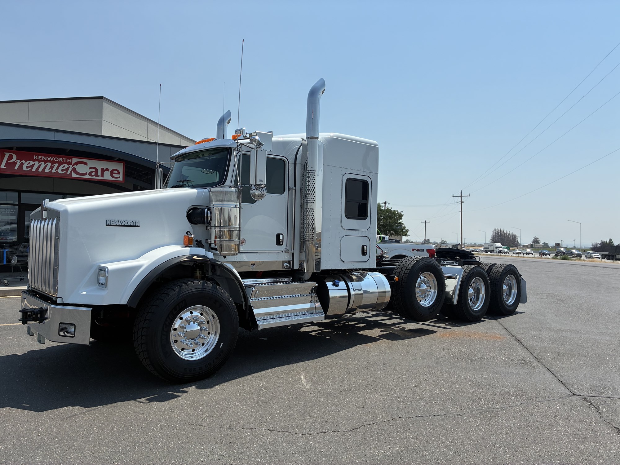 2027 Kenworth T800B 2027 Kenworth T800B - image 1 of 6
