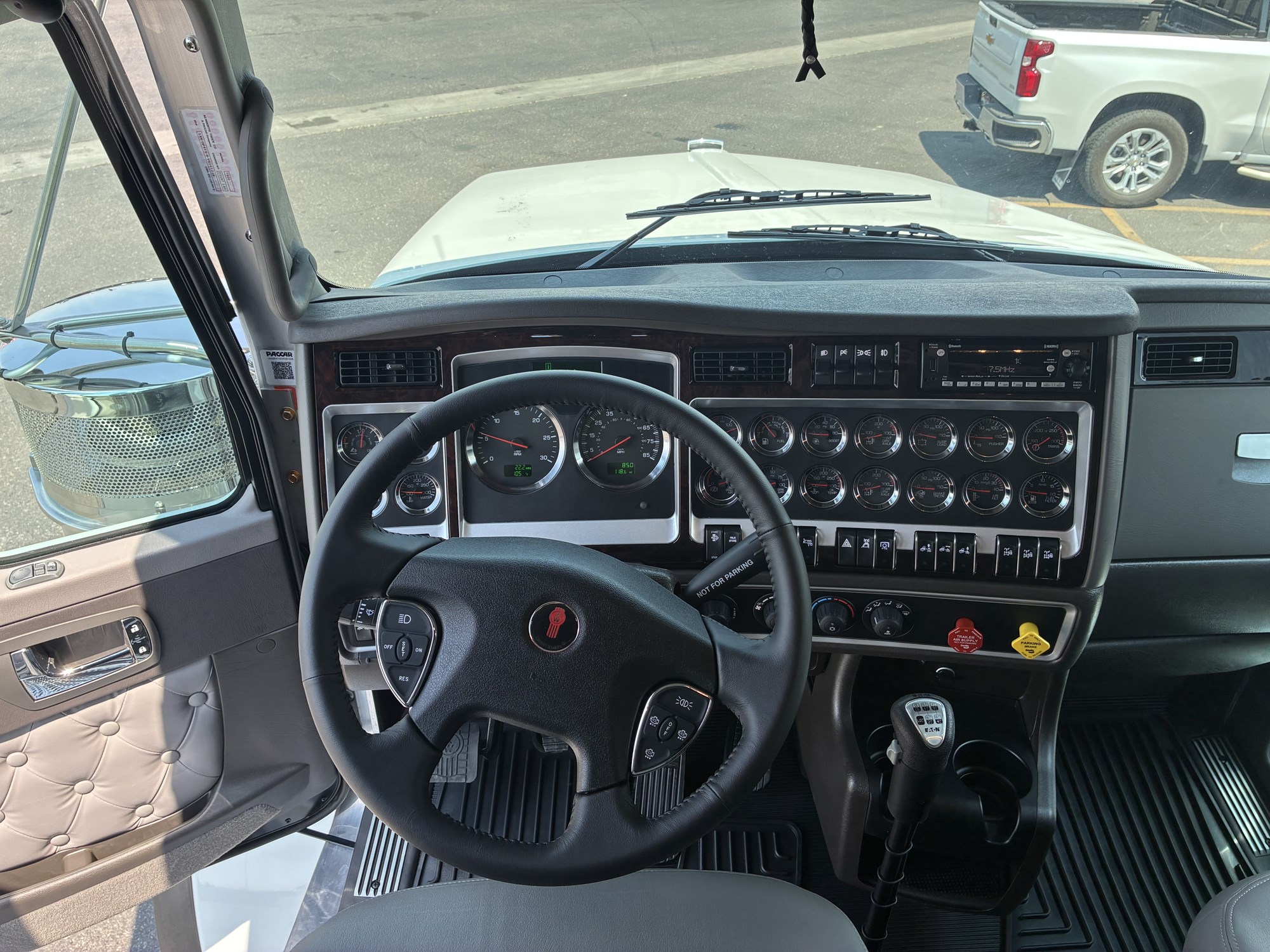 2027 Kenworth T800B 2027 Kenworth T800B - image 4 of 6