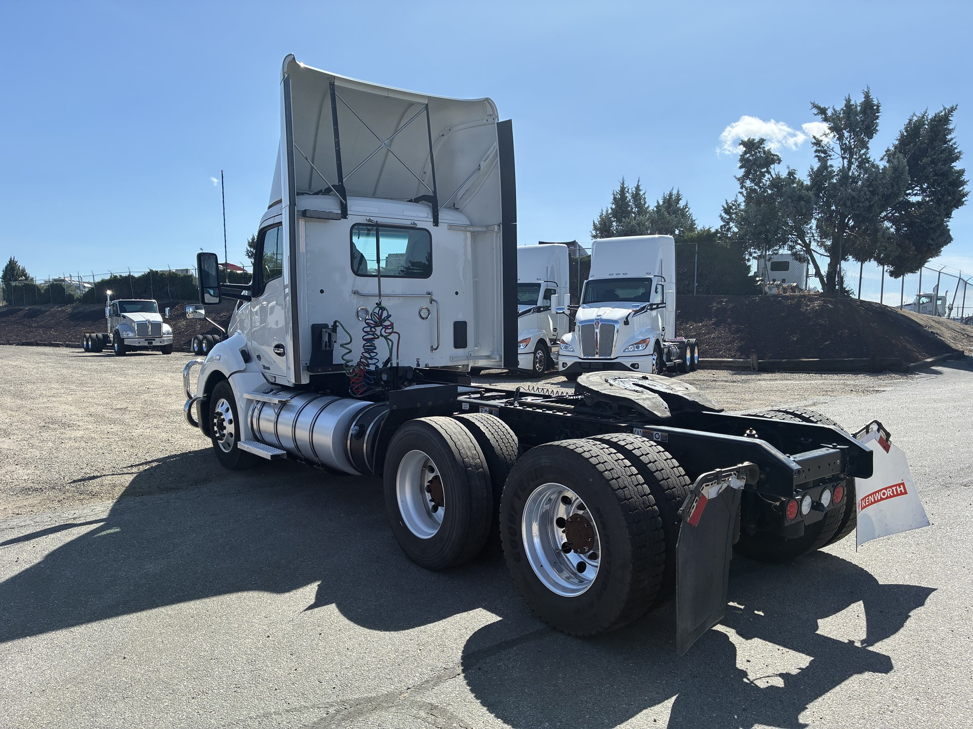 2021 Kenworth T680 - image 3 of 6