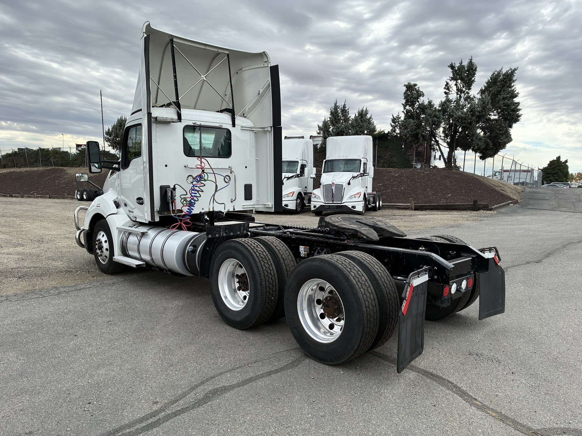 2021 Kenworth T680 - image 3 of 6