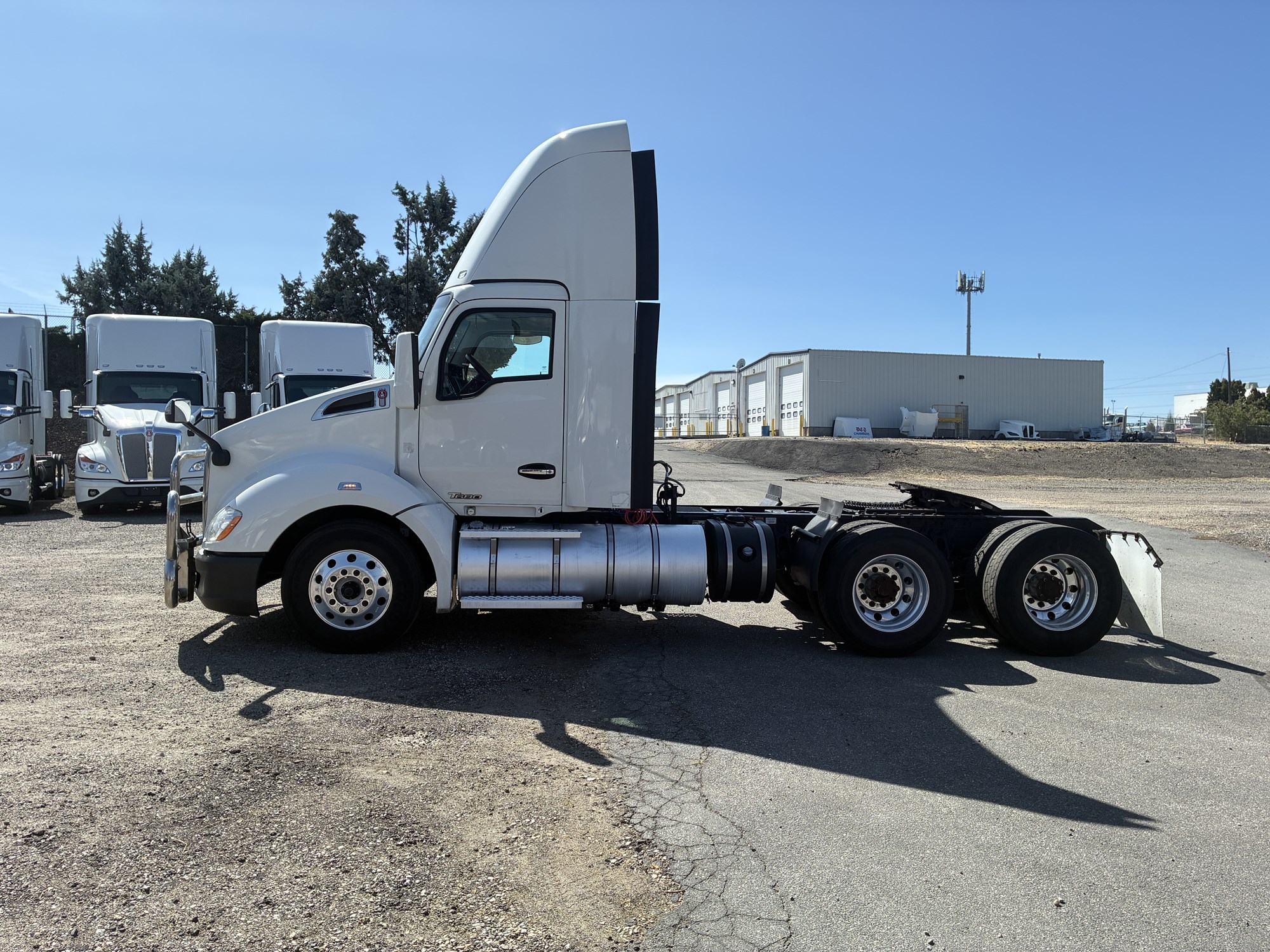 2021 Kenworth T680 - image 2 of 6