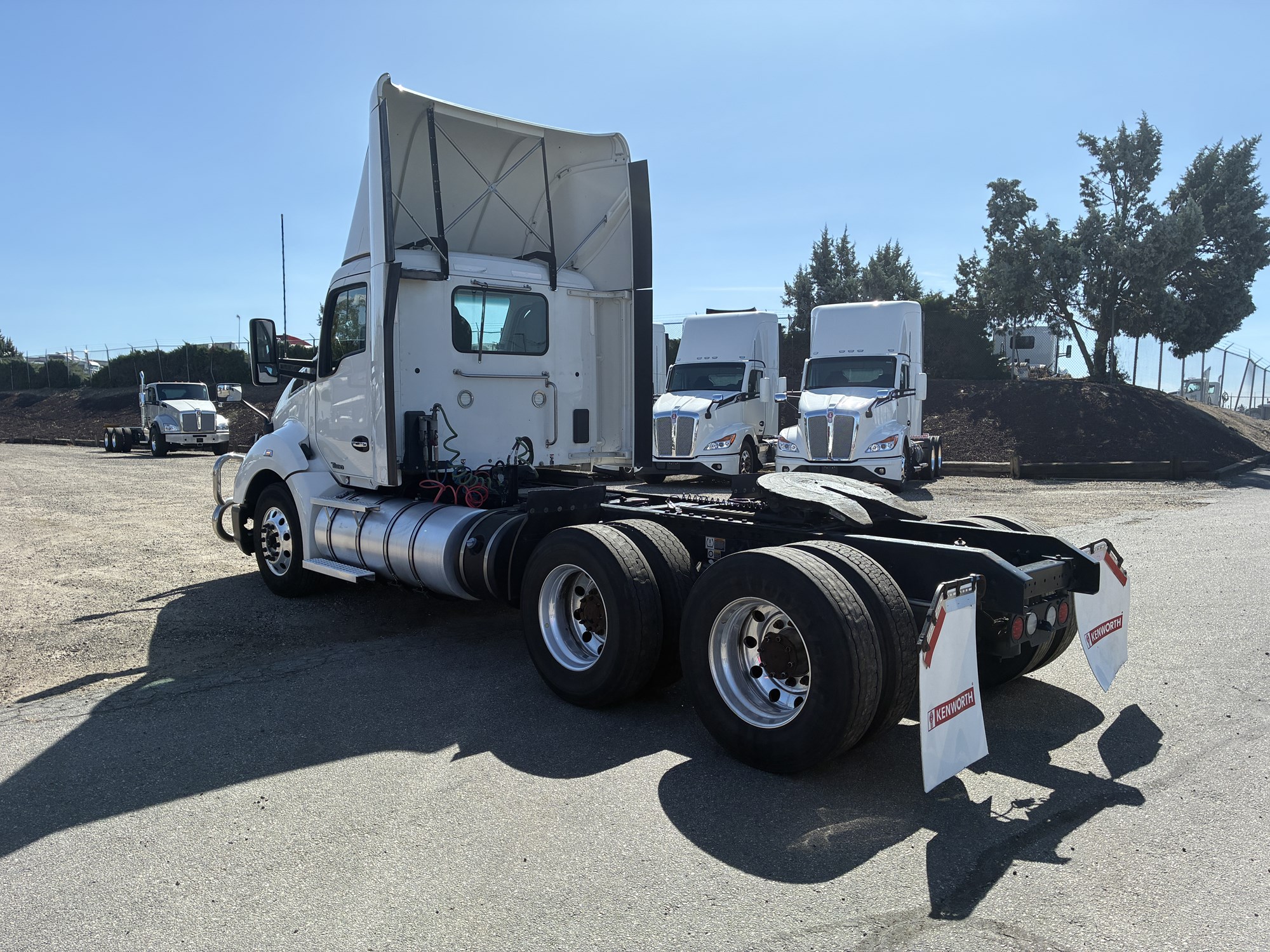 2021 Kenworth T680 - image 3 of 6
