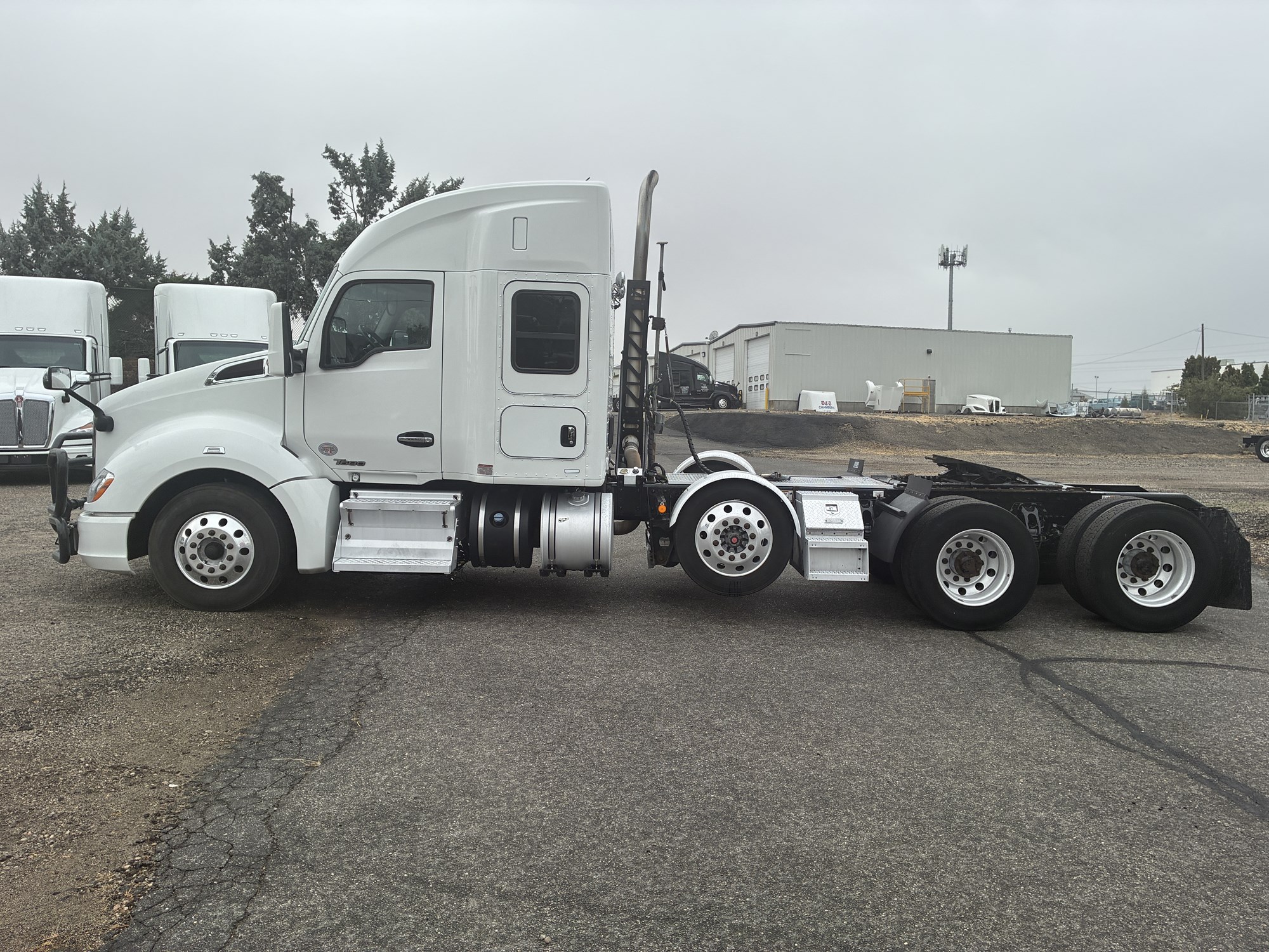 2021 Kenworth T680 - image 2 of 6