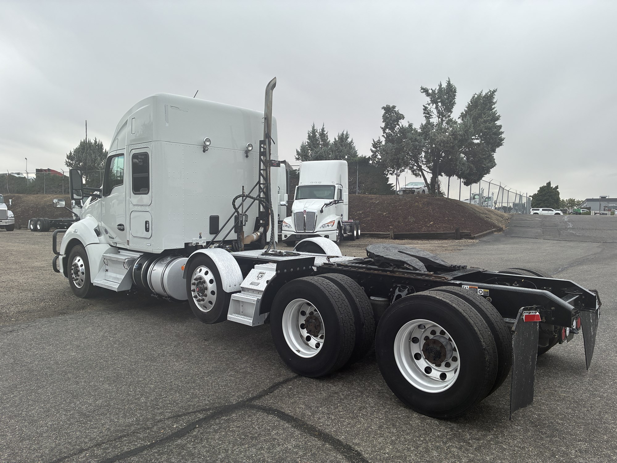 2021 Kenworth T680 - image 3 of 6