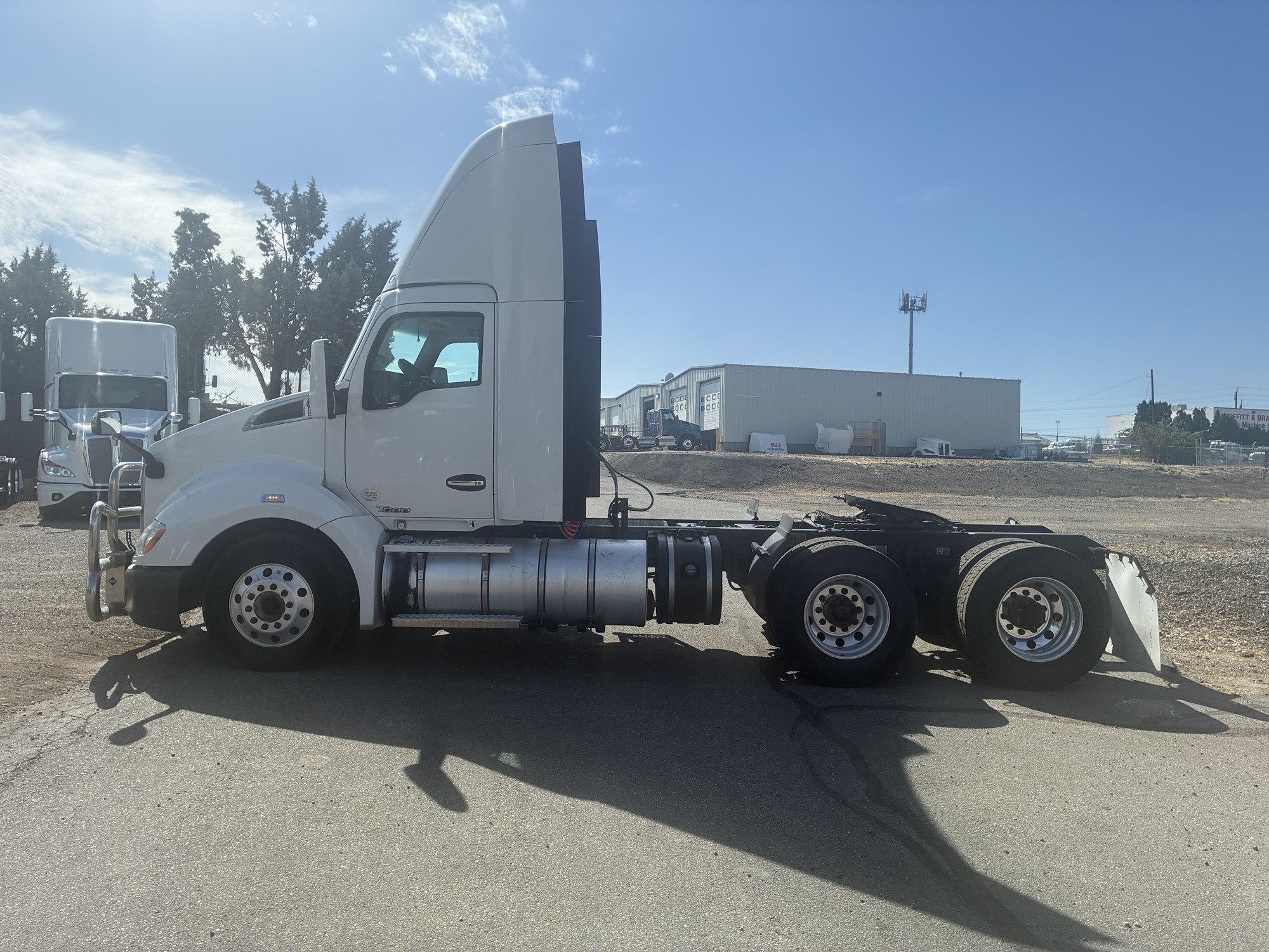 2022 Kenworth T680 - image 2 of 6