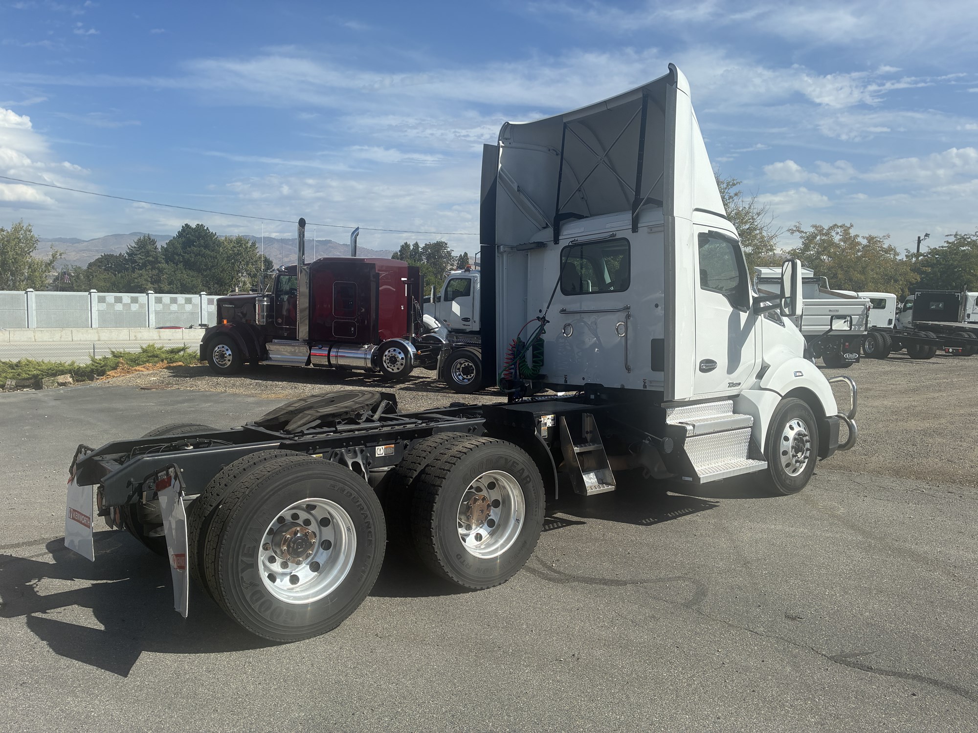 2022 Kenworth T680 - image 5 of 6