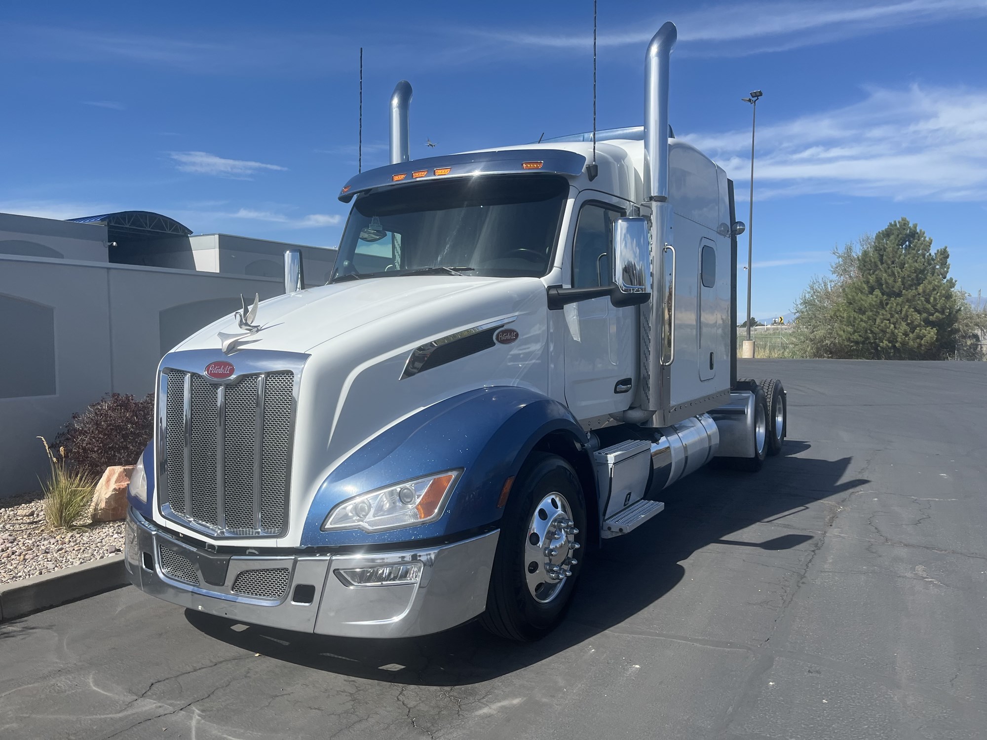 2023 Peterbilt 579 2023 Peterbilt 579 - image 2 of 6