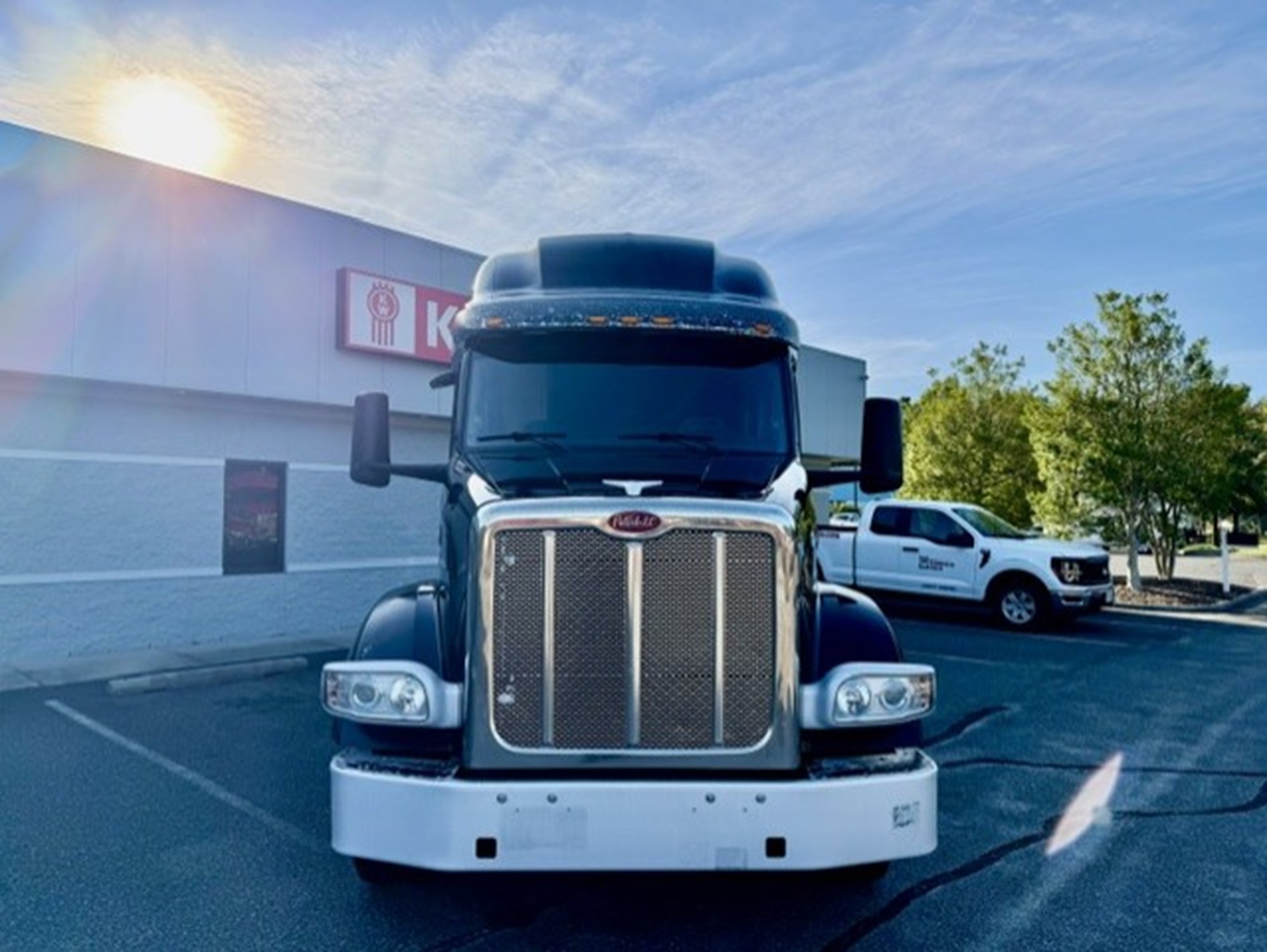 2023 Peterbilt 567 2023 Peterbilt 567 - image 4 of 6