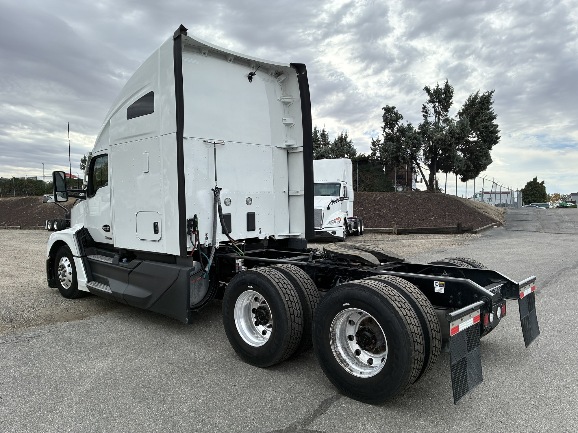 2023 Kenworth T680 Next Gen - image 3 of 6