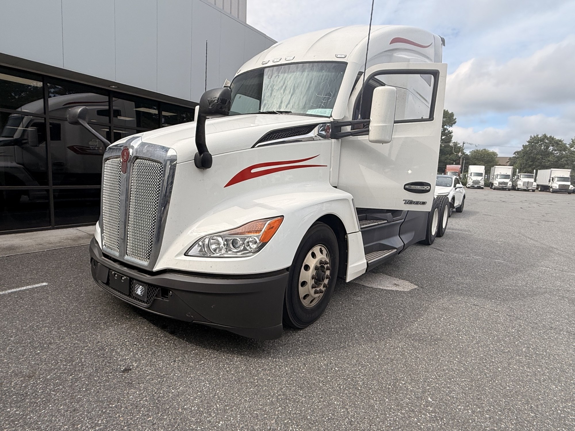 2023 Kenworth T680 in Chesapeake, VA — photo 3