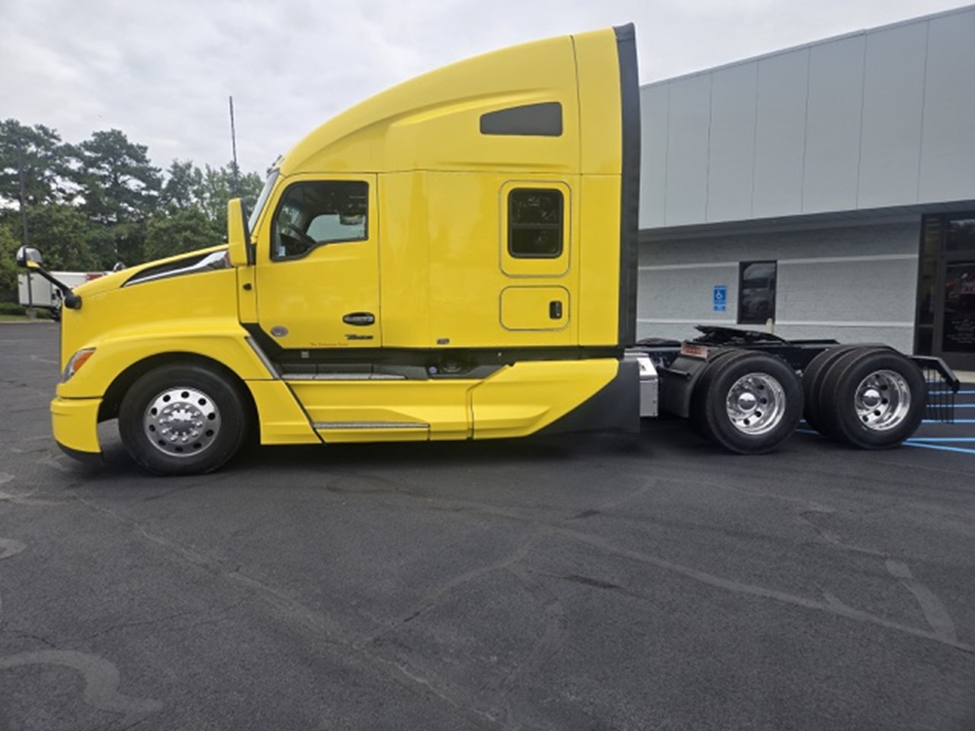 2024 Kenworth T680 2024 Kenworth T680 - image 1 of 6