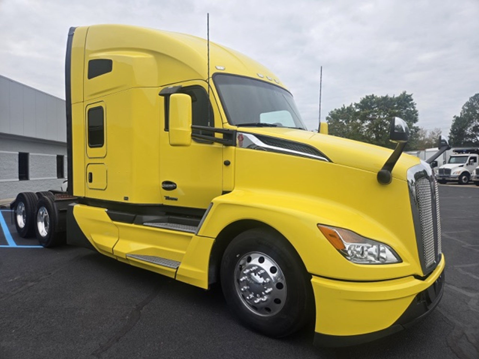 2024 Kenworth T680 2024 Kenworth T680 - image 2 of 6