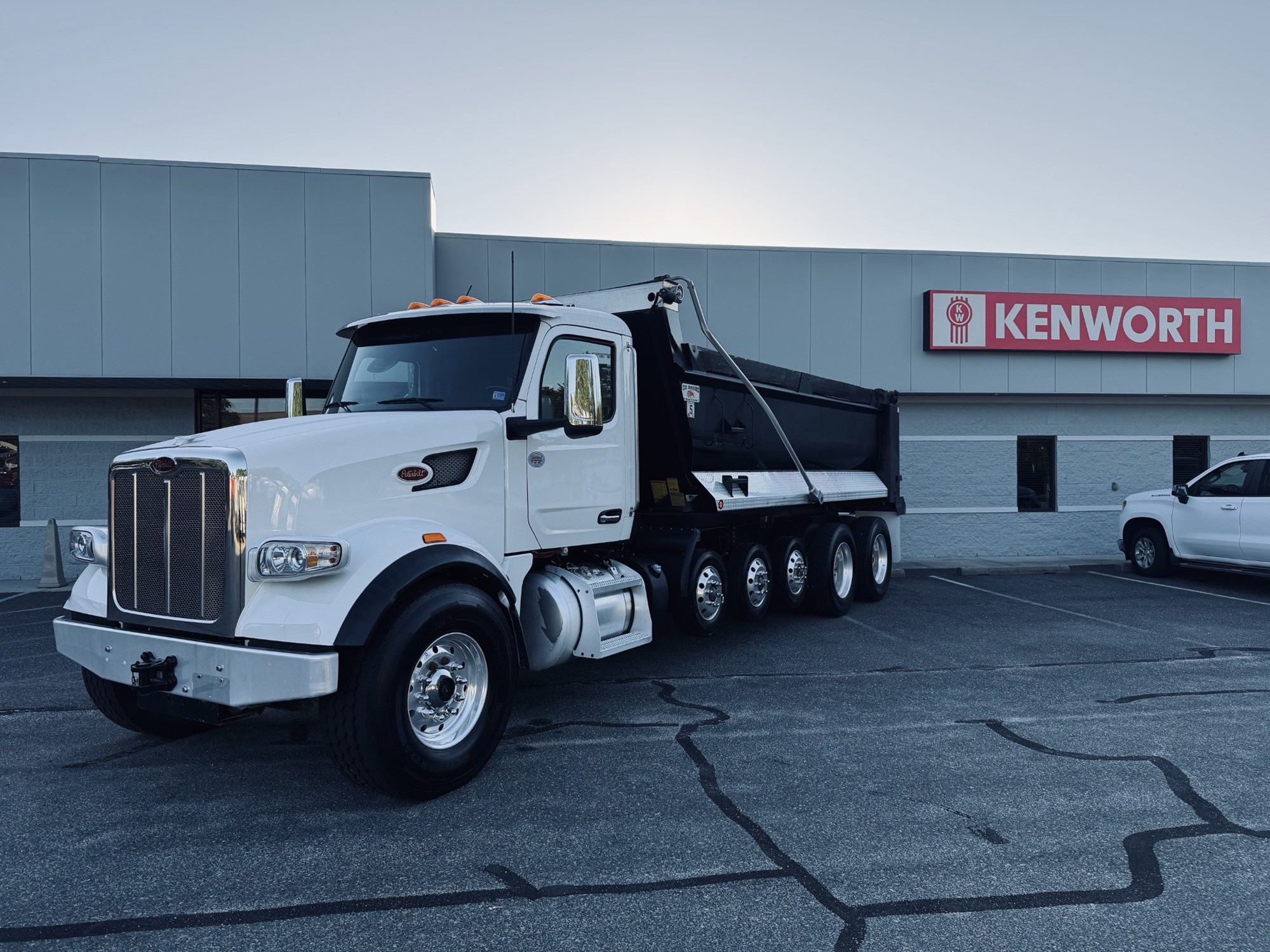 2025 Peterbilt 567 2025 Peterbilt 567 - image 4 of 6