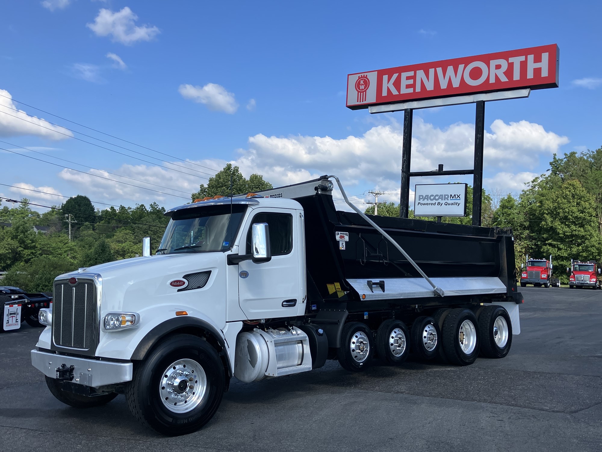 2025 Peterbilt 567 2025 Peterbilt 567 - image 5 of 6