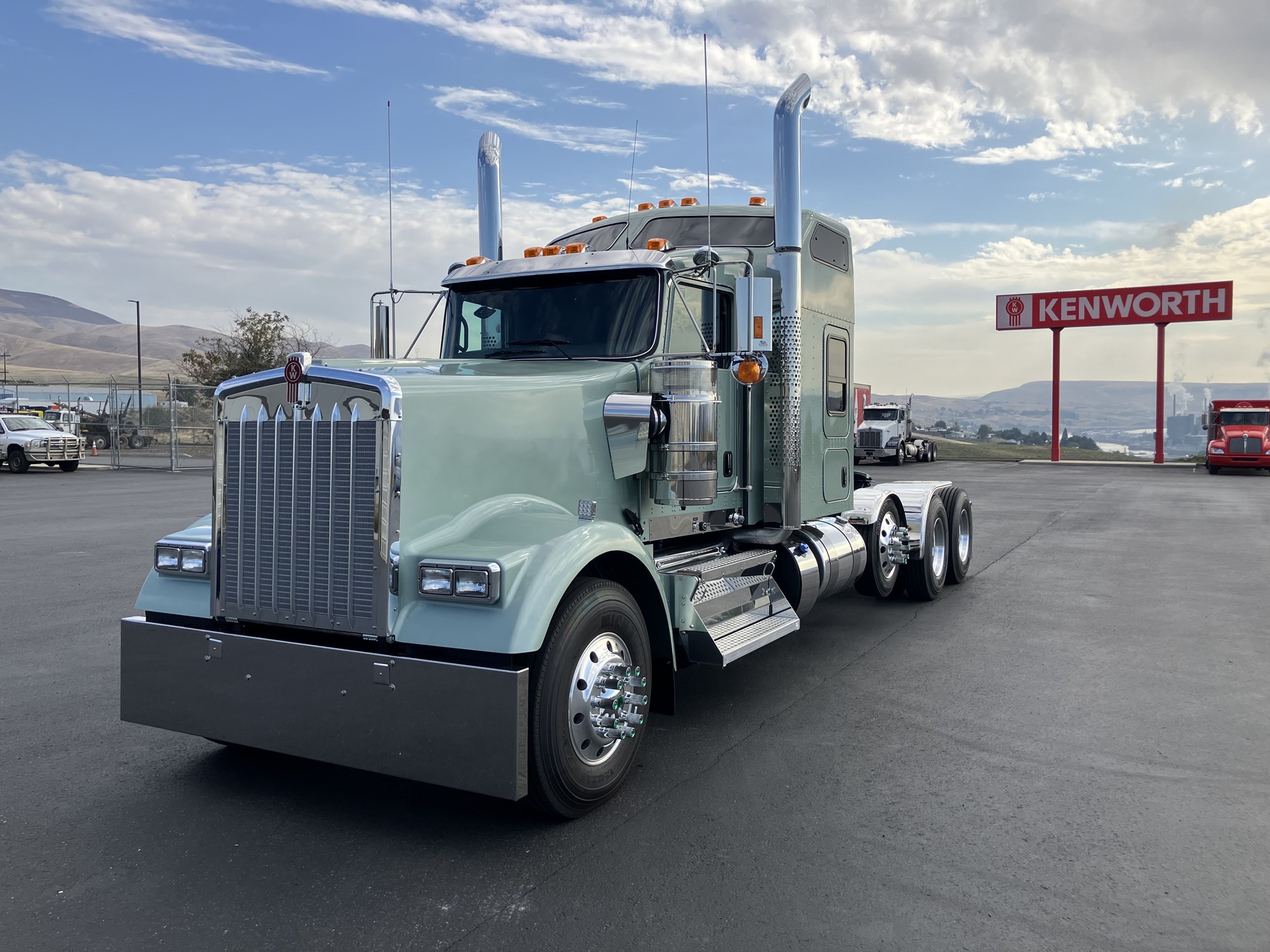 2027 Kenworth W900B 2027 Kenworth W900B - image 1 of 6