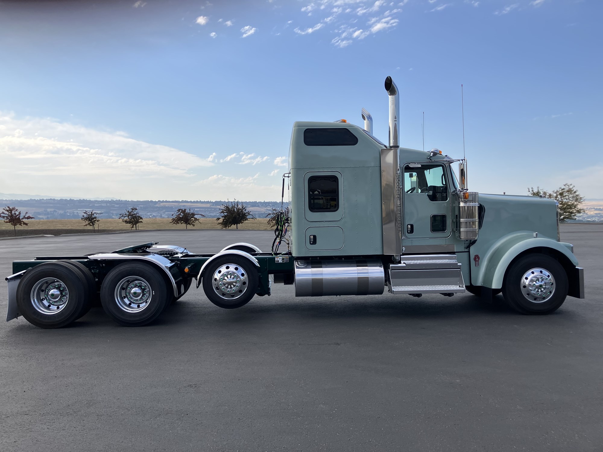 2027 Kenworth W900B 2027 Kenworth W900B - image 5 of 6
