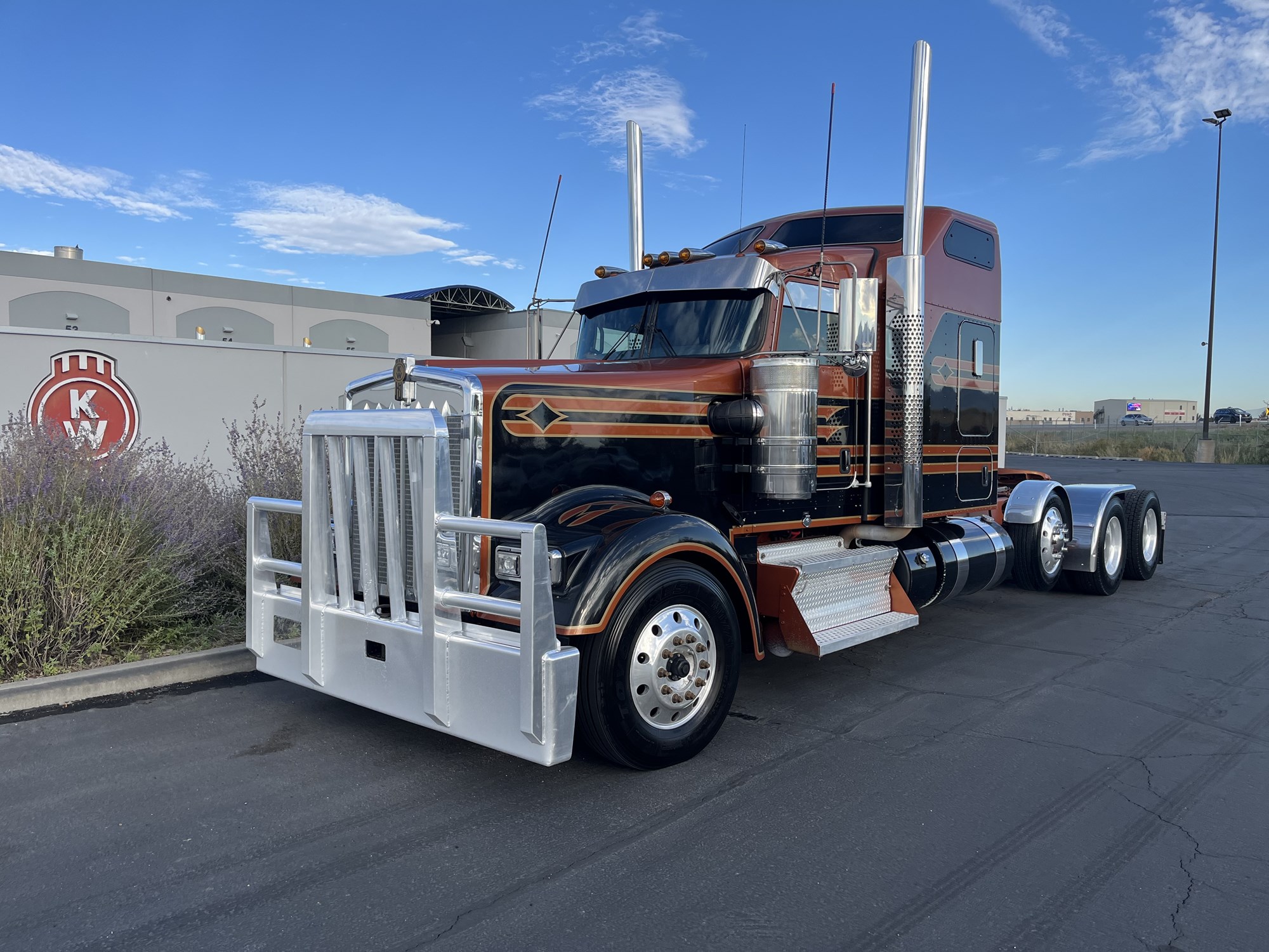 2021 Kenworth W900 - image 2 of 6