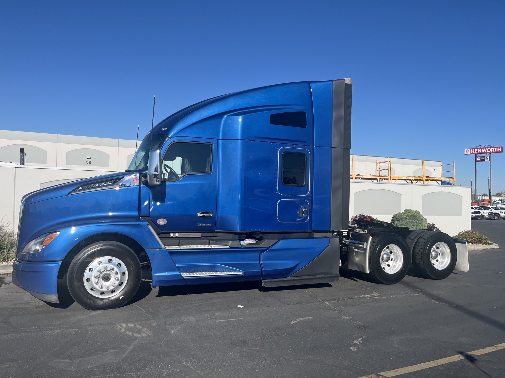 2022 Kenworth T680 2022 Kenworth T680 - image 1 of 6