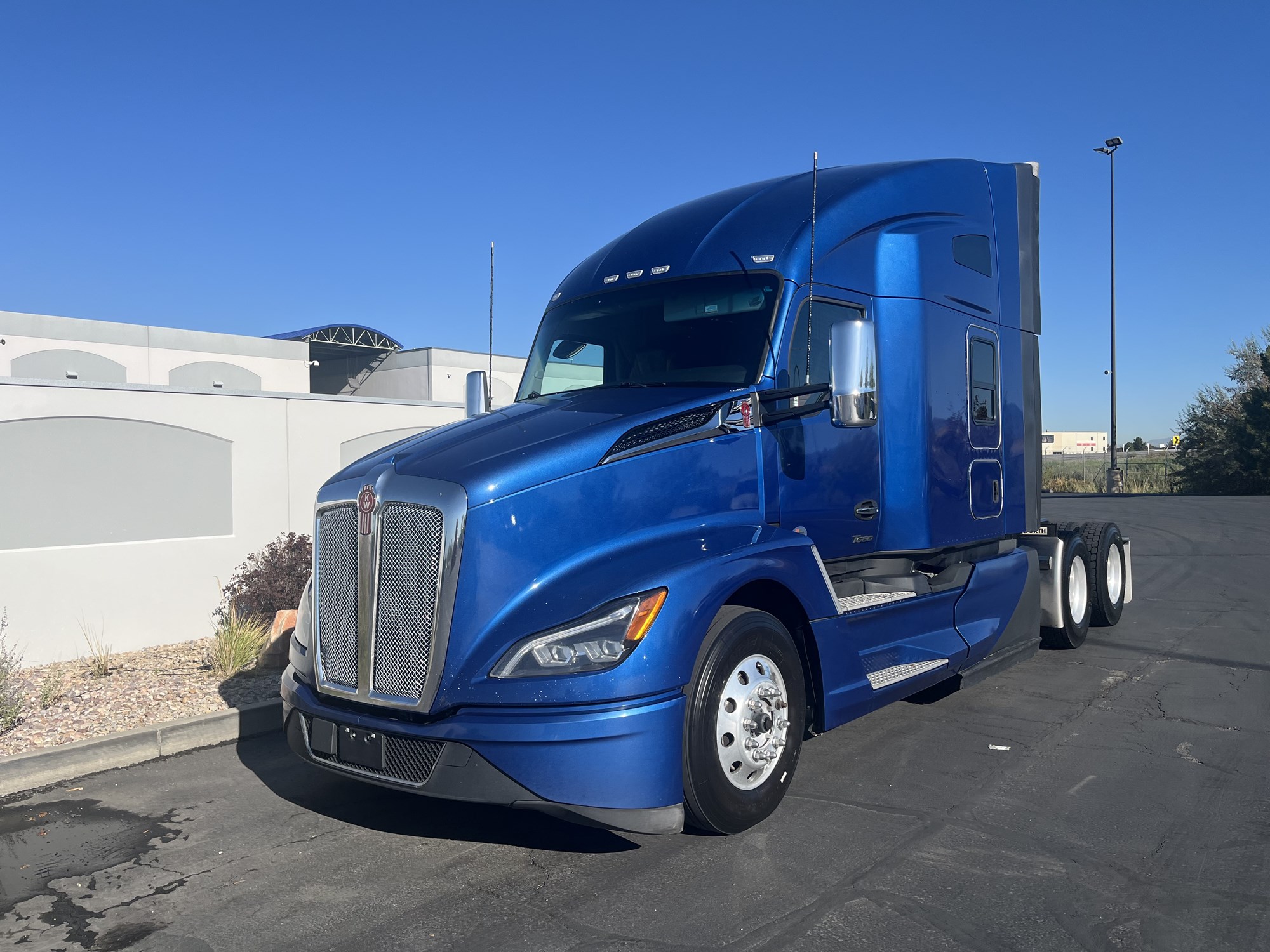2022 Kenworth T680 2022 Kenworth T680 - image 2 of 6