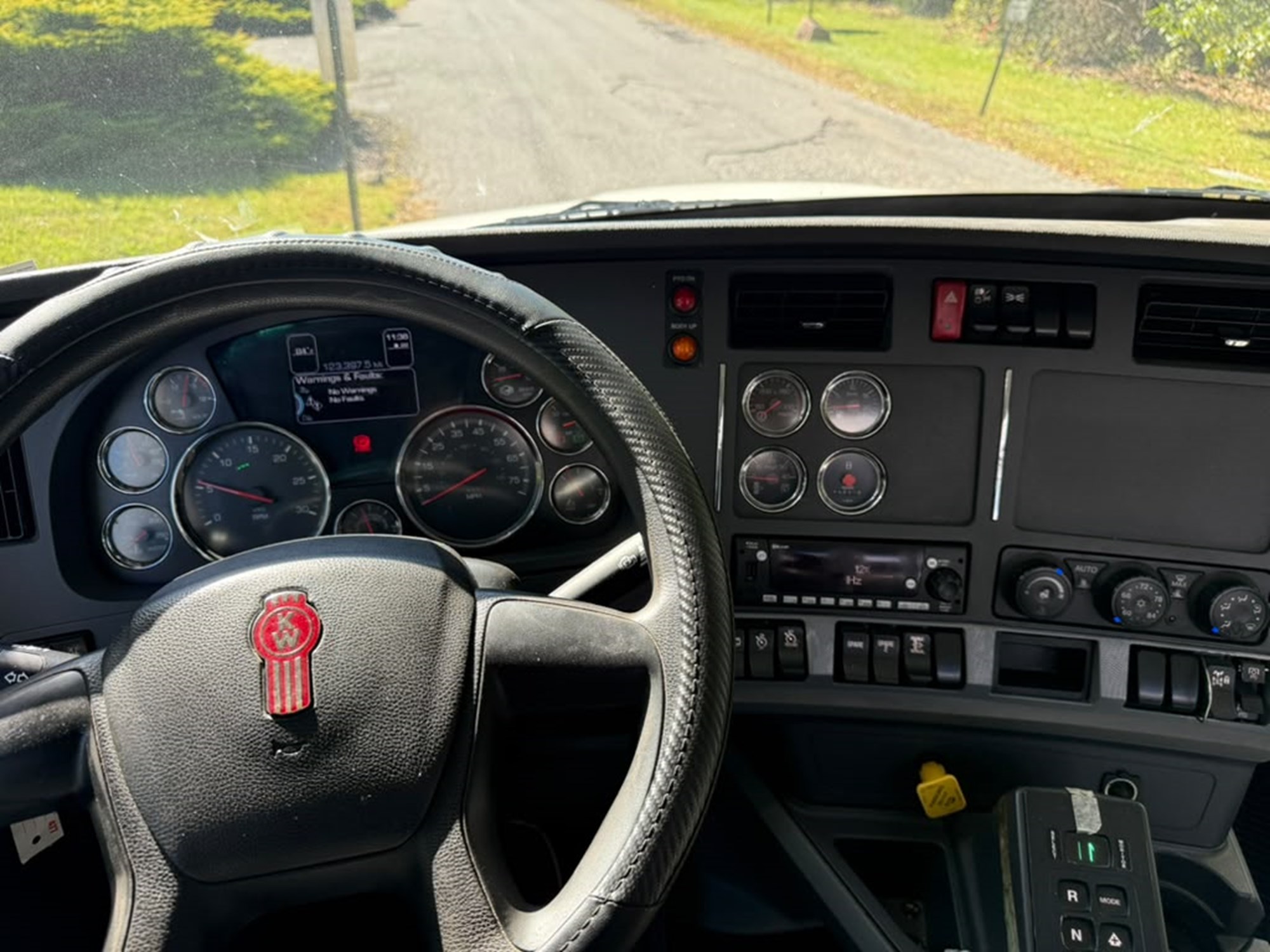 2022 Kenworth T880 - image 2 of 6