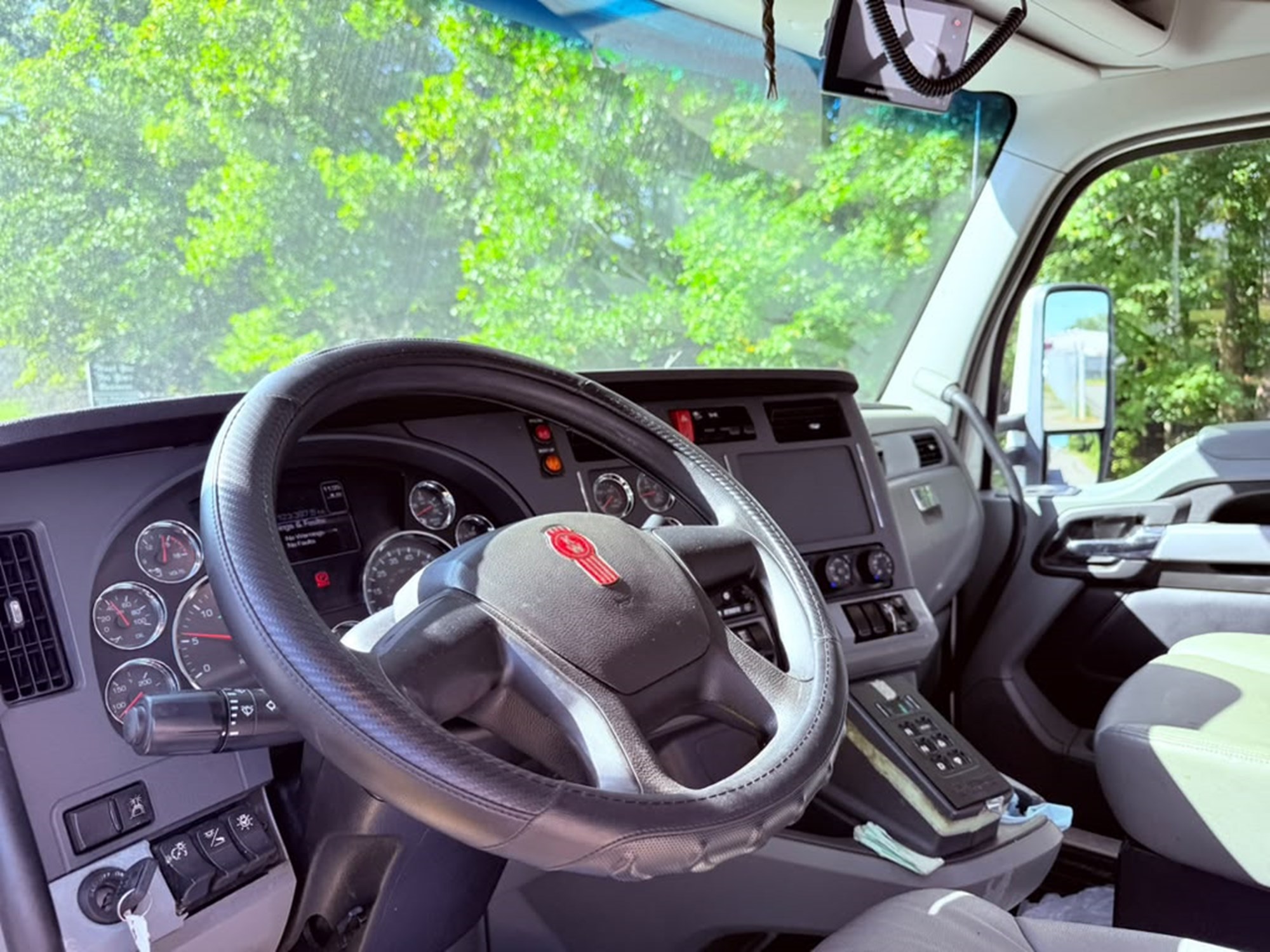 2022 Kenworth T880 - image 5 of 6