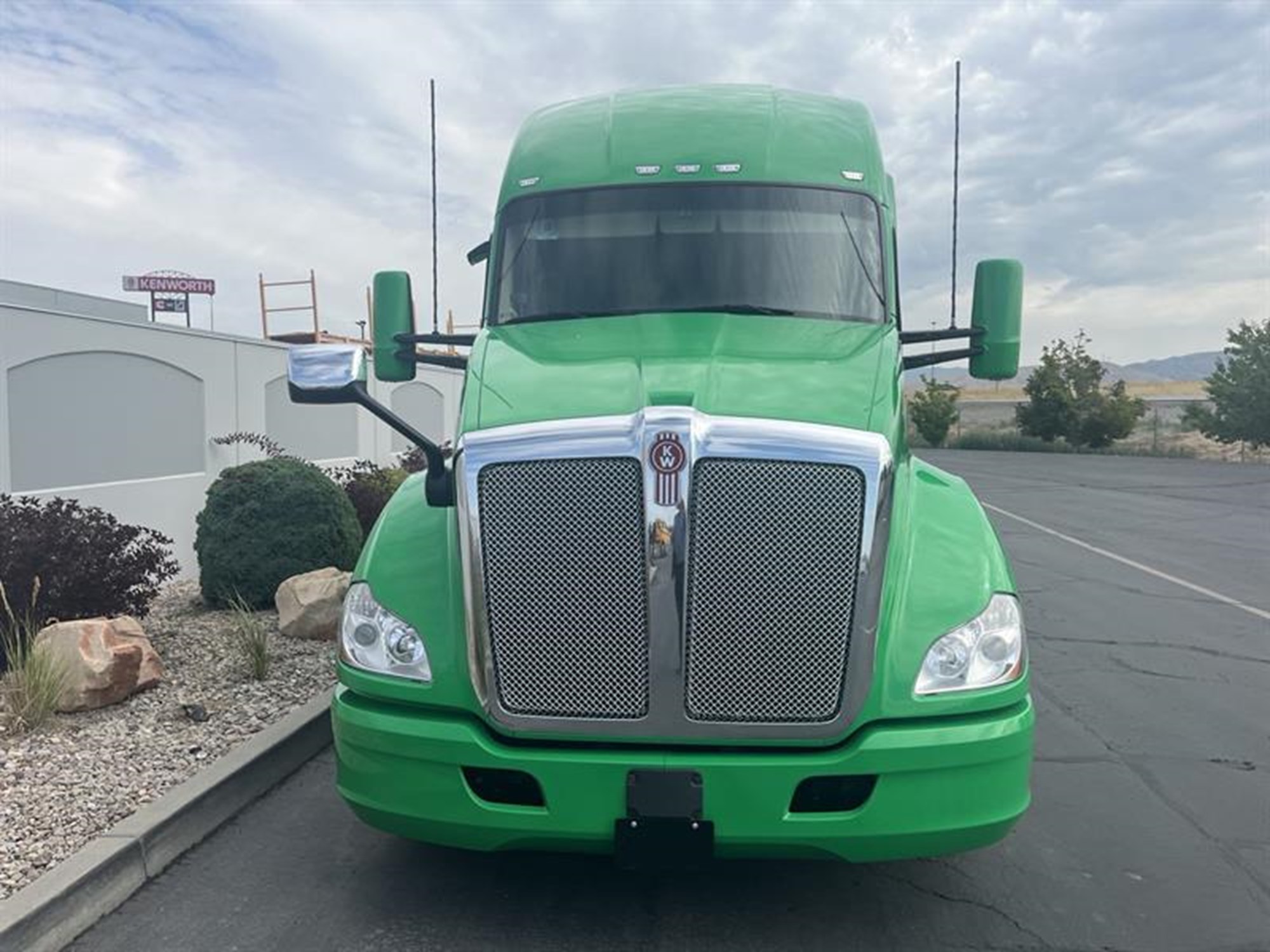 2022 Kenworth T680 in Salt Lake, UT — photo 2