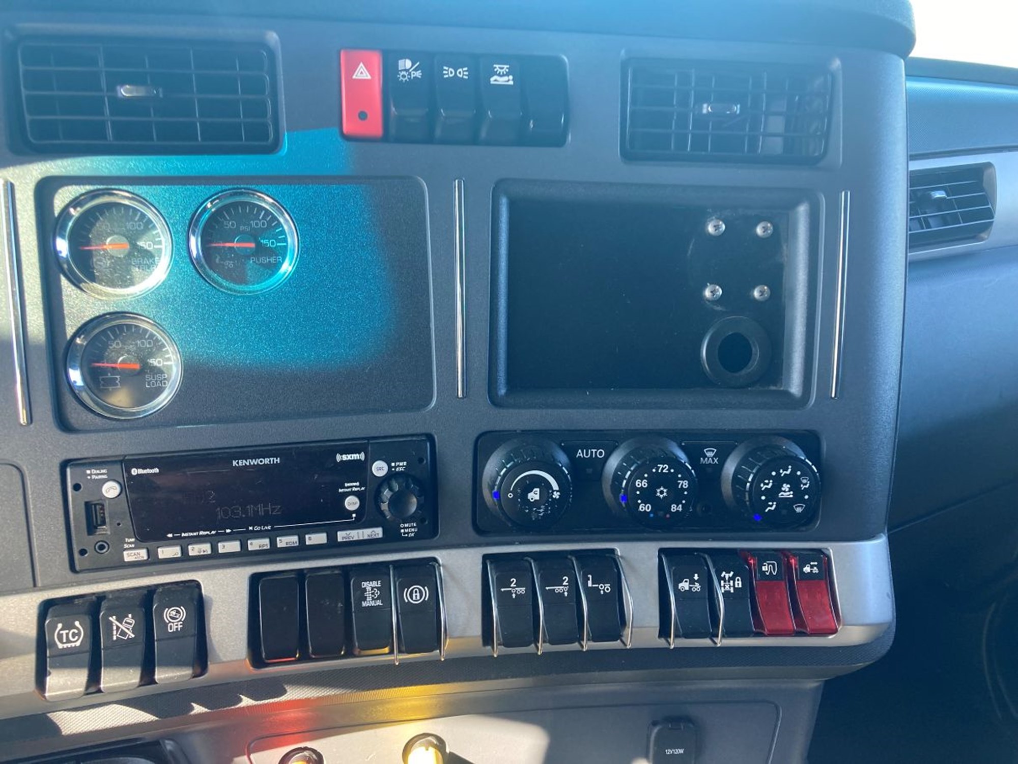2022 Kenworth T680 - image 4 of 6