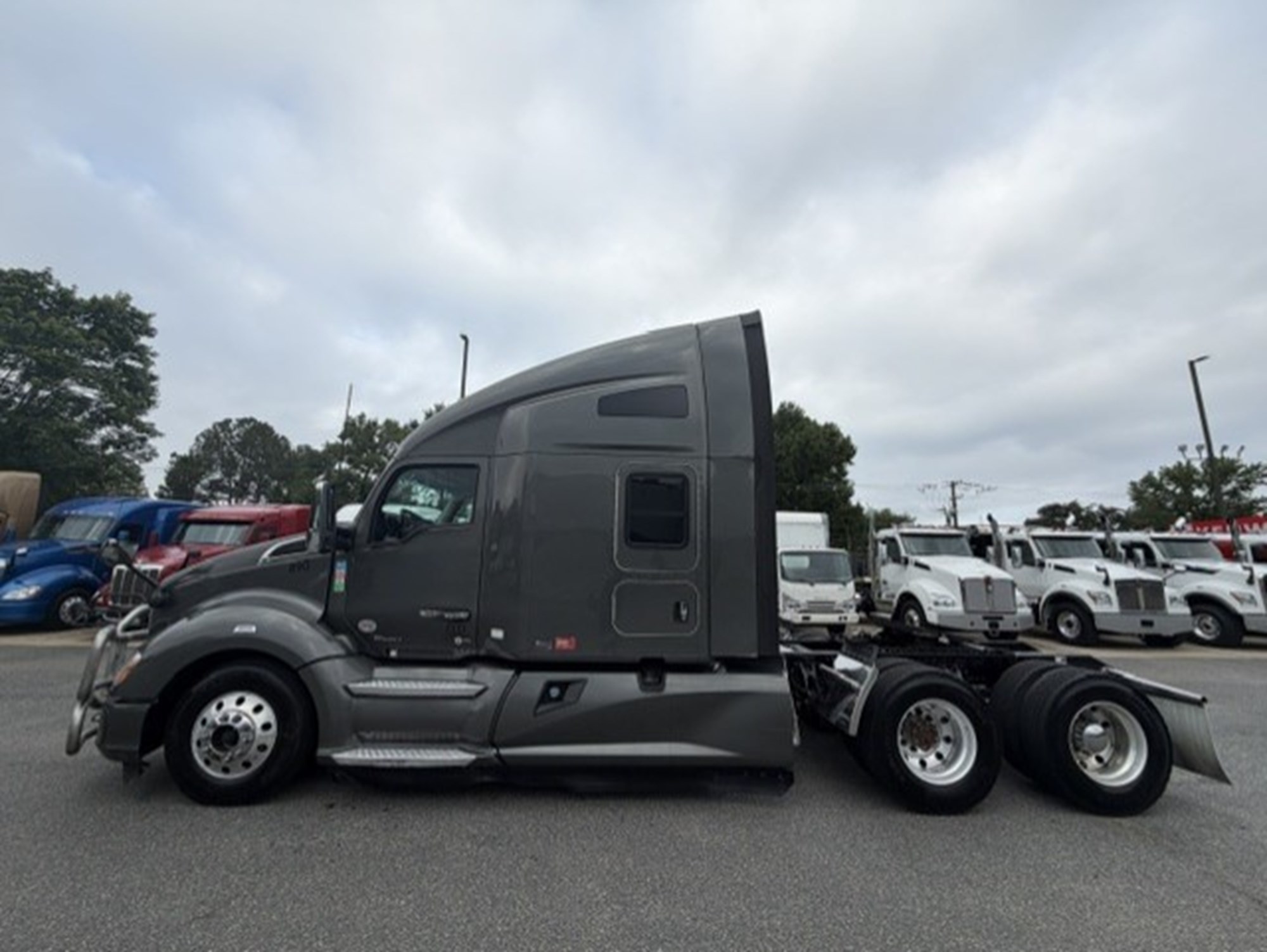 2022 Kenworth T680 - image 1 of 6