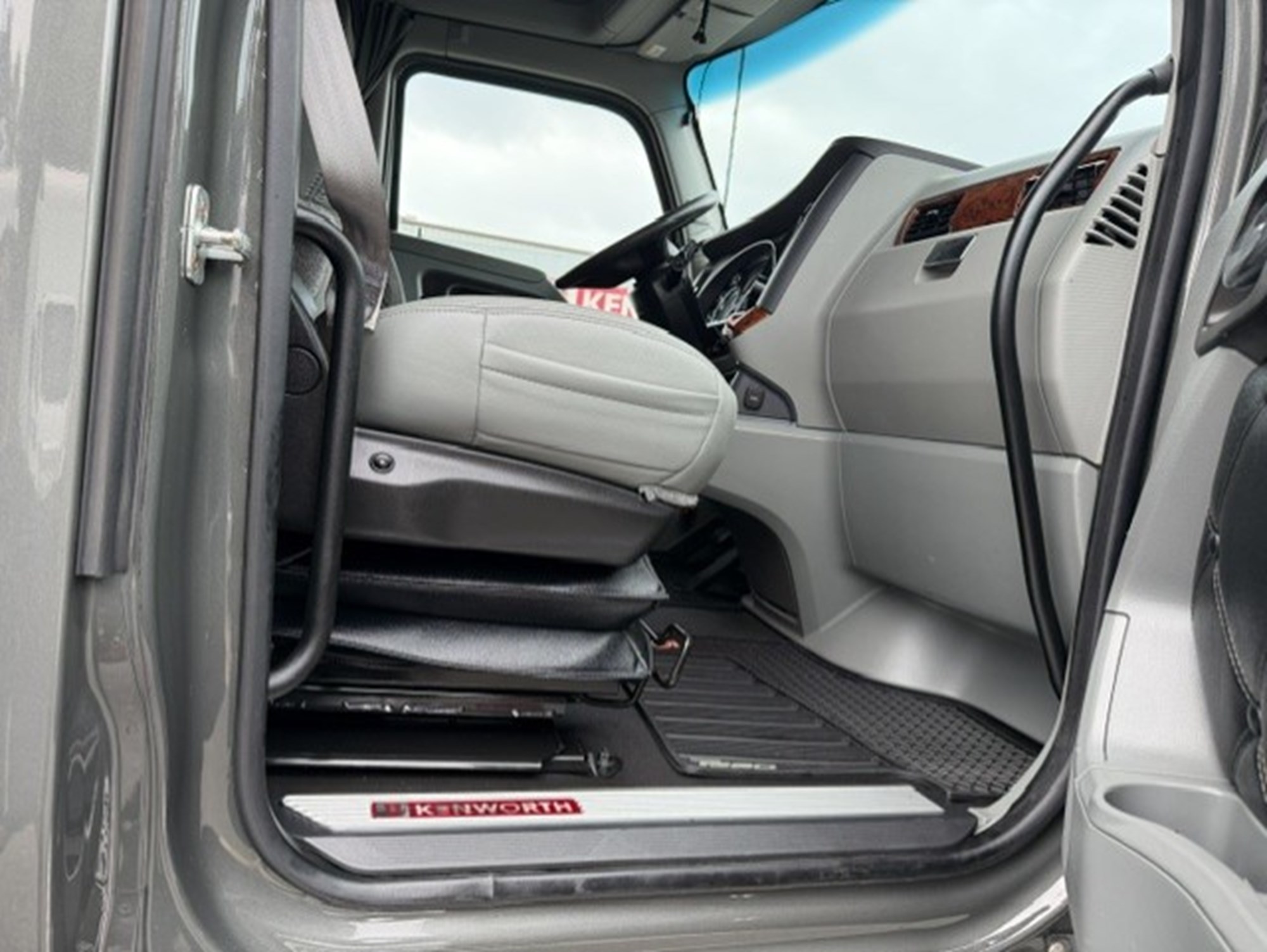 2022 Kenworth T680 - image 4 of 6
