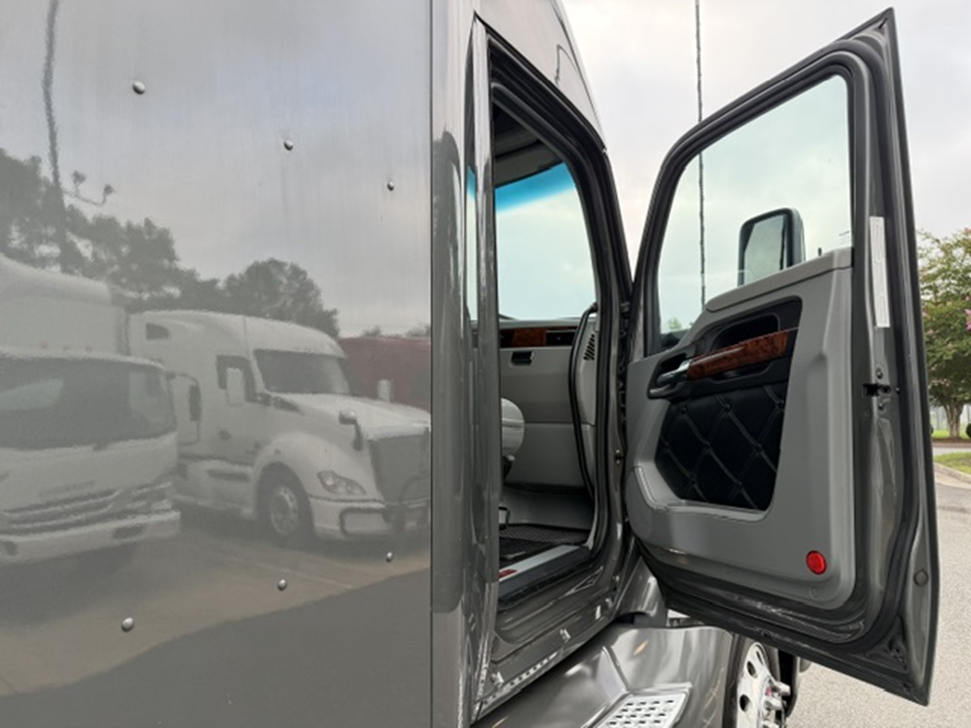 2022 Kenworth T680 - image 5 of 6