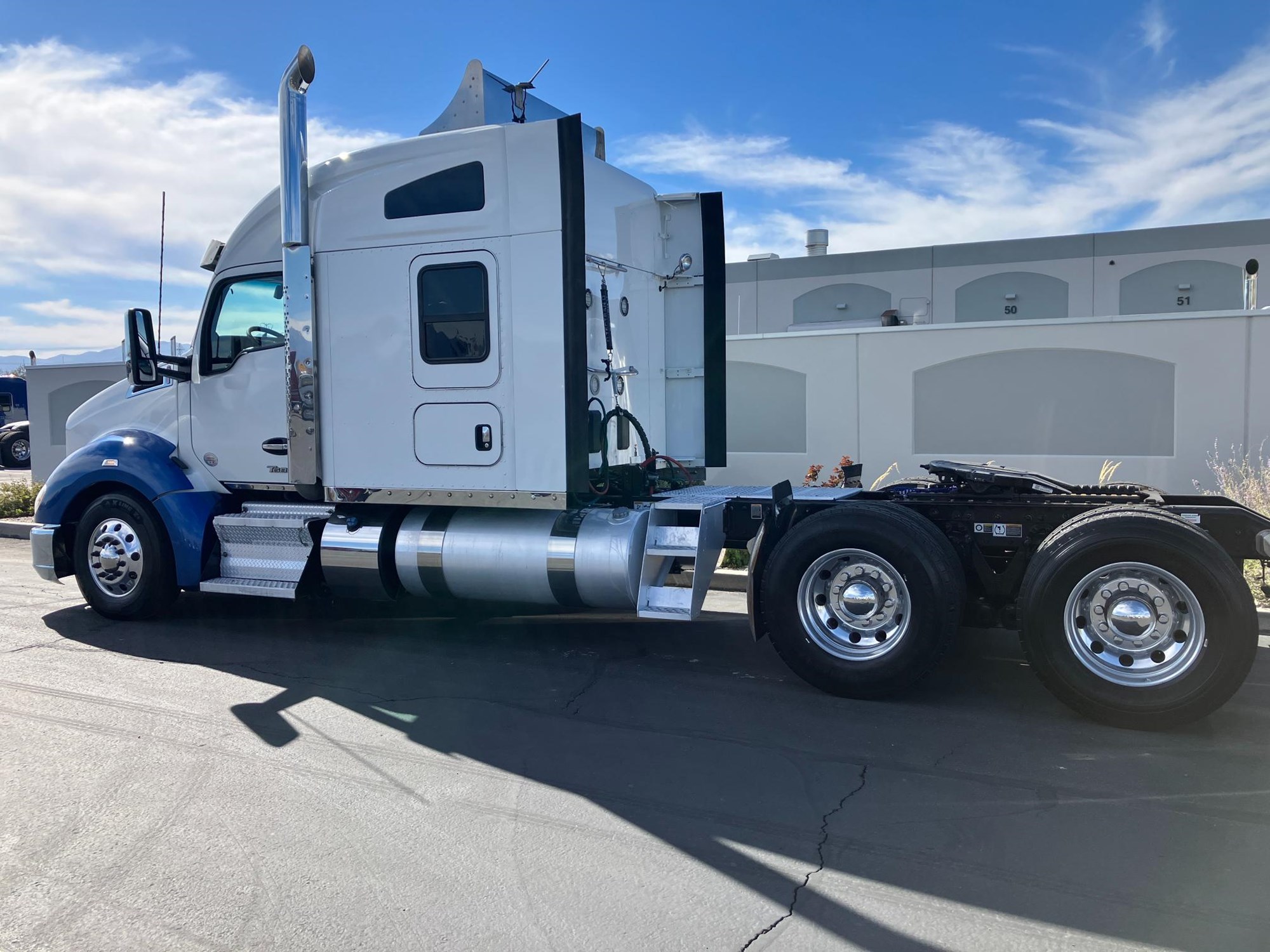 2022 Kenworth T680 - image 2 of 6
