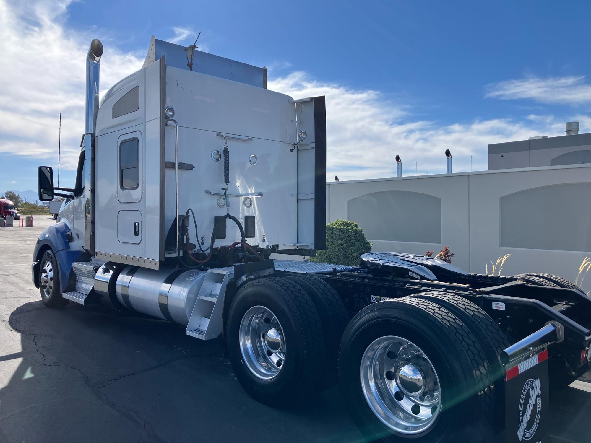 2022 Kenworth T680 - image 3 of 6