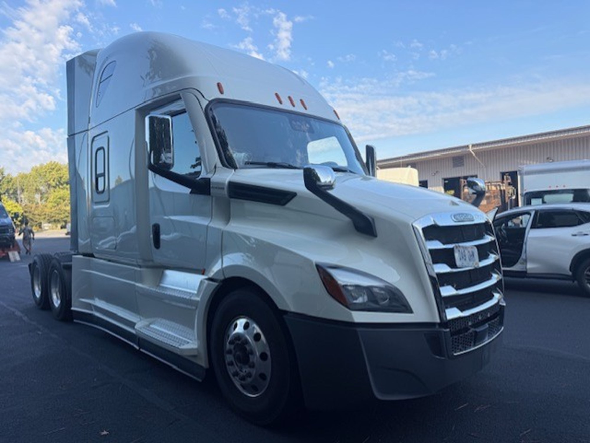 2022 Freightliner Freightliner Cascadia - image 2 of 6