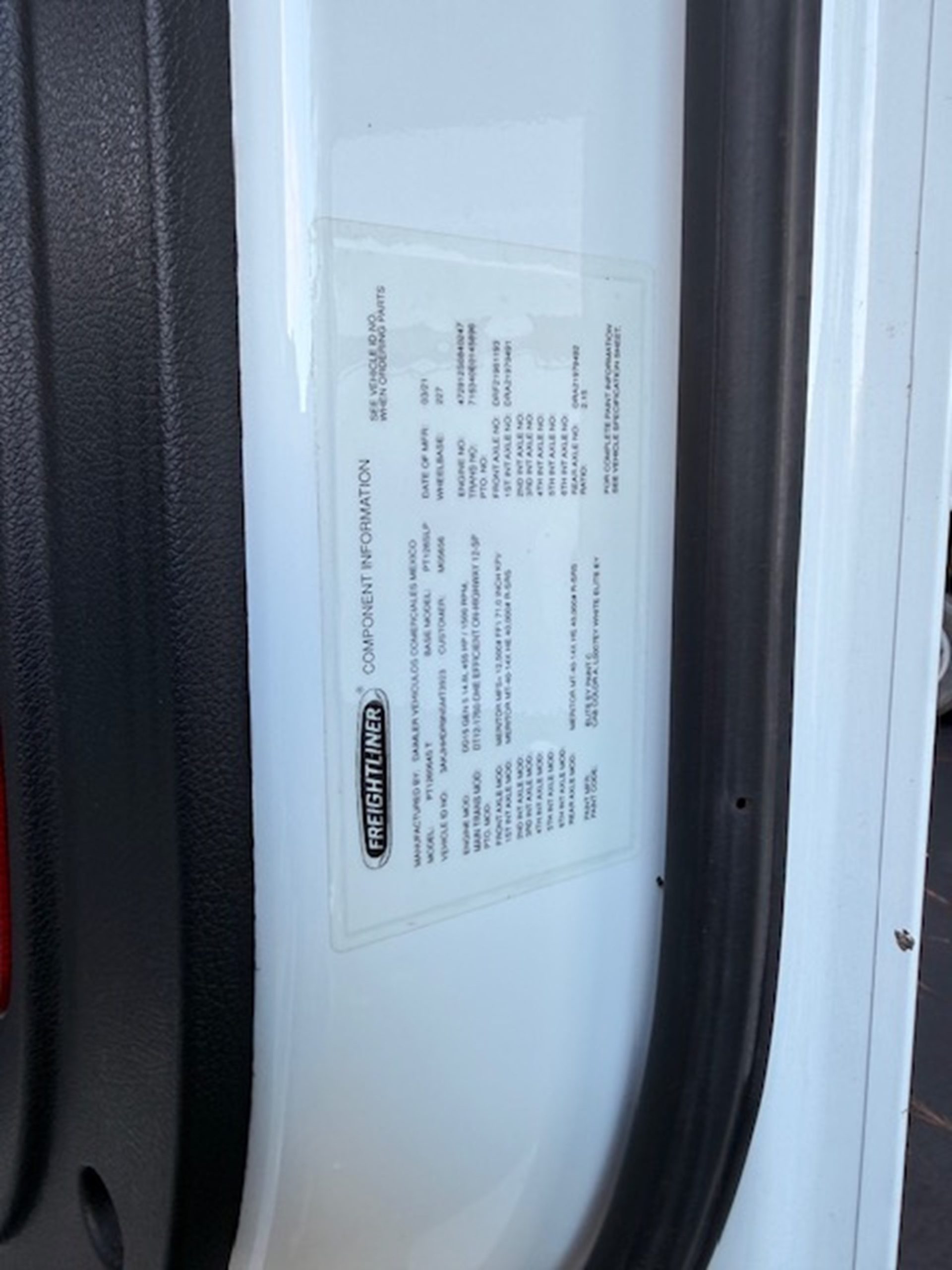 2022 Freightliner Freightliner Cascadia - image 3 of 6