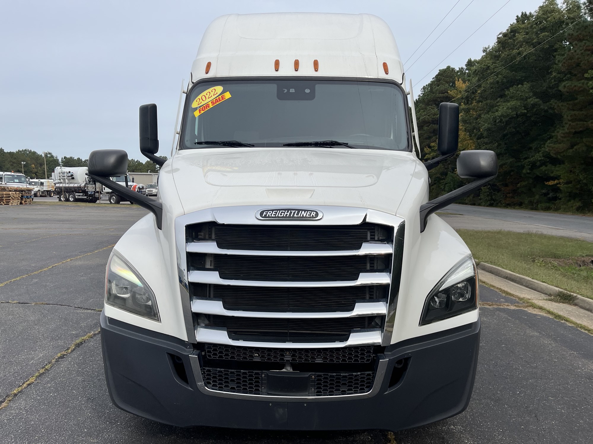 2022 Freightliner Cascadia 2022 Freightliner Cascadia - image 2 of 6