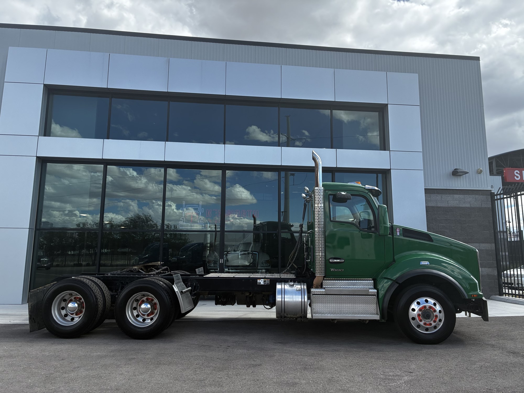 2023 Kenworth T800 in Las Vegas, NV — photo 2