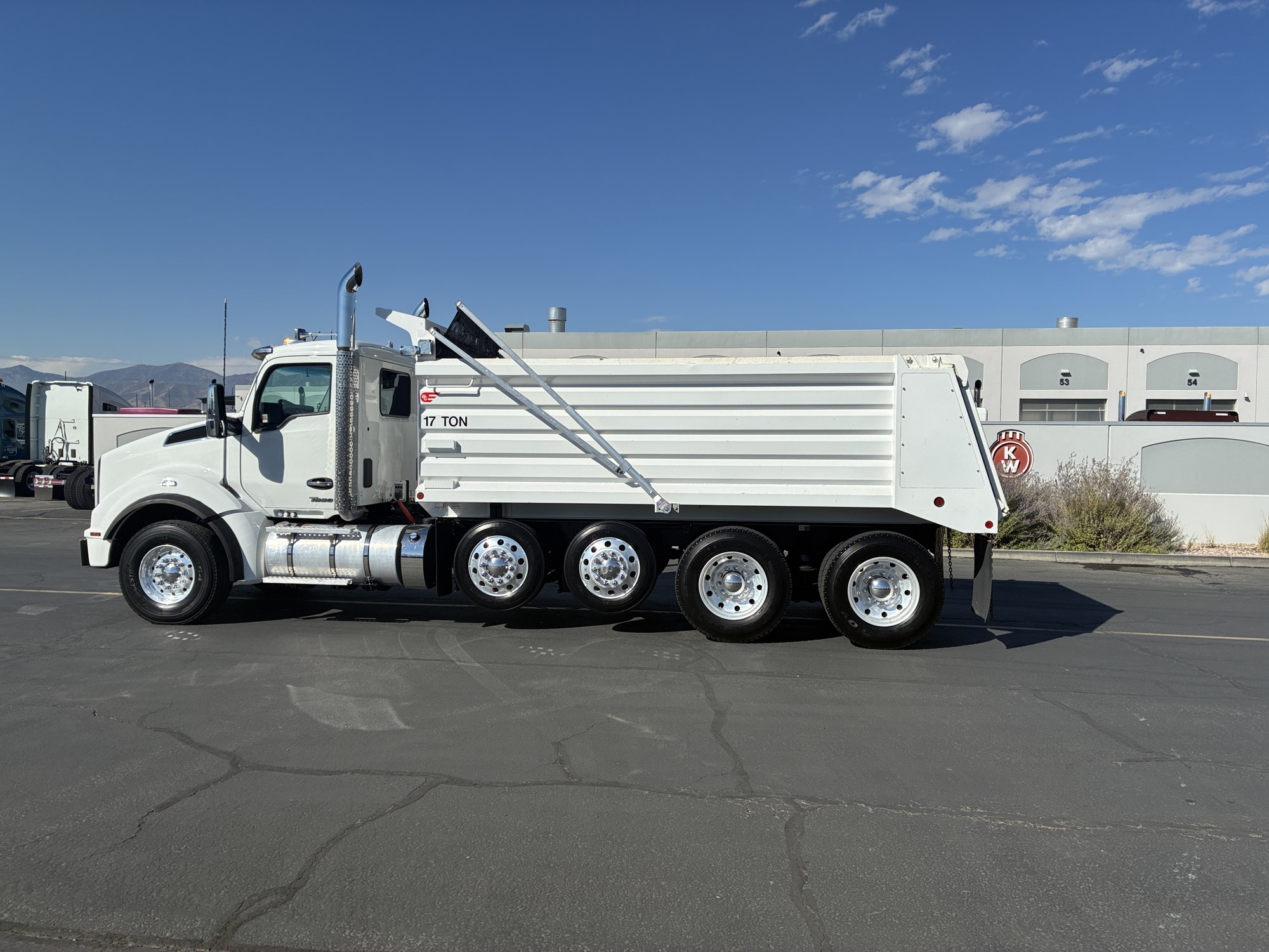 2023 Kenworth T880 - image 1 of 6