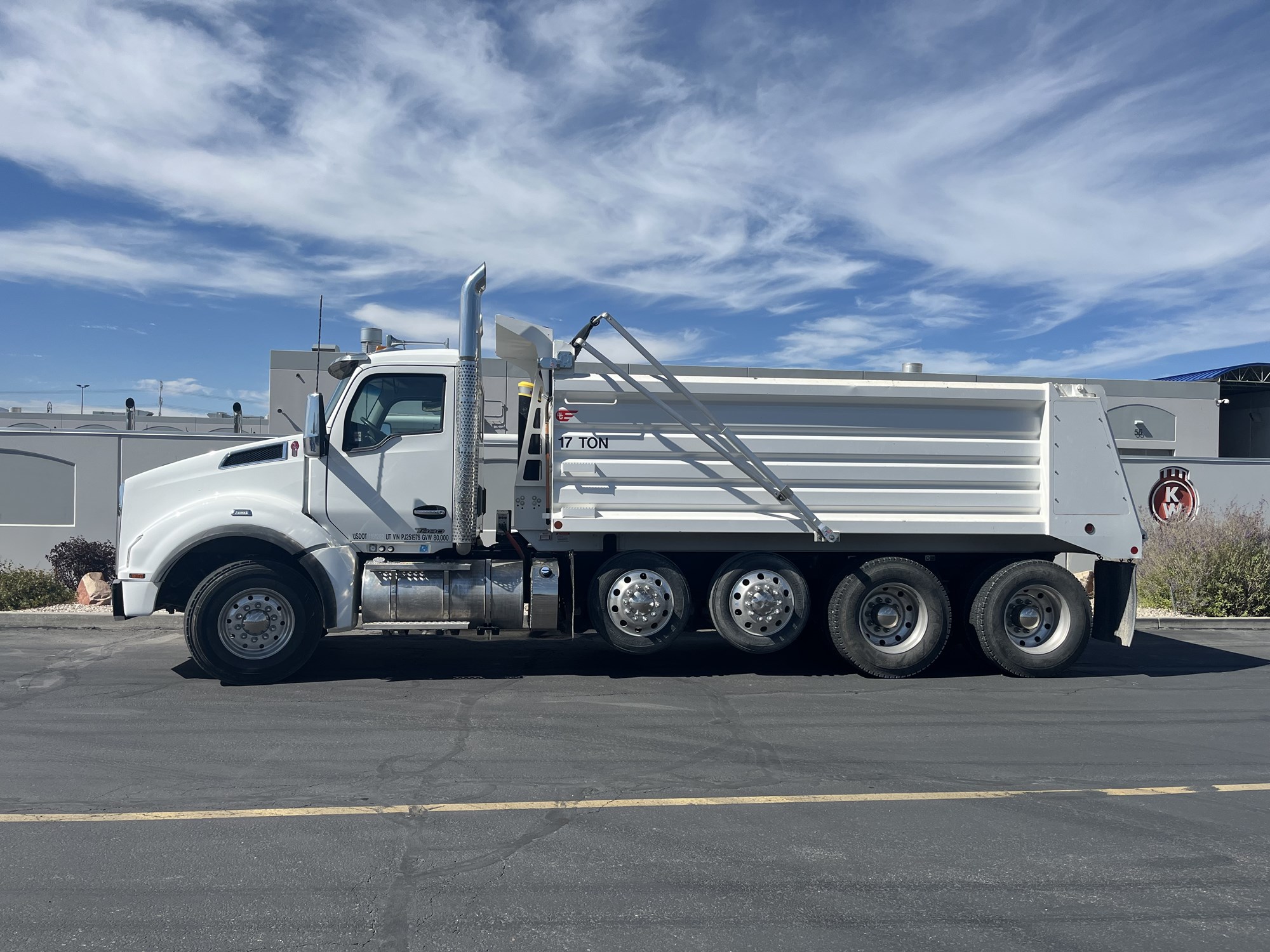 2023 Kenworth T880 2023 Kenworth T880 - image 1 of 6