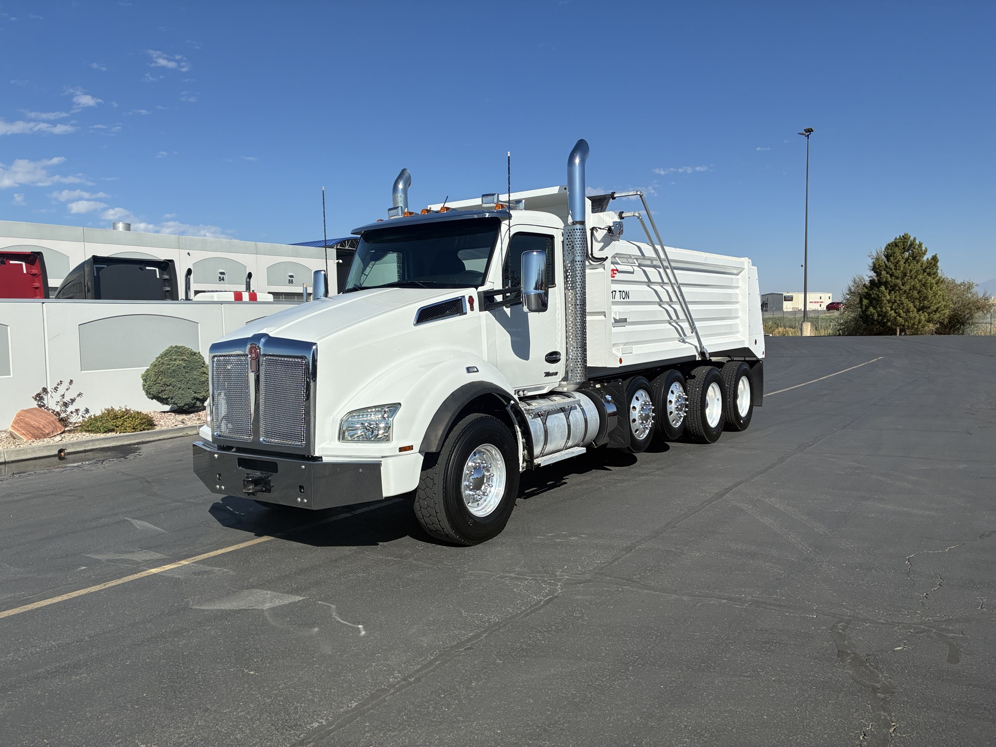 2023 Kenworth T880 - image 2 of 6
