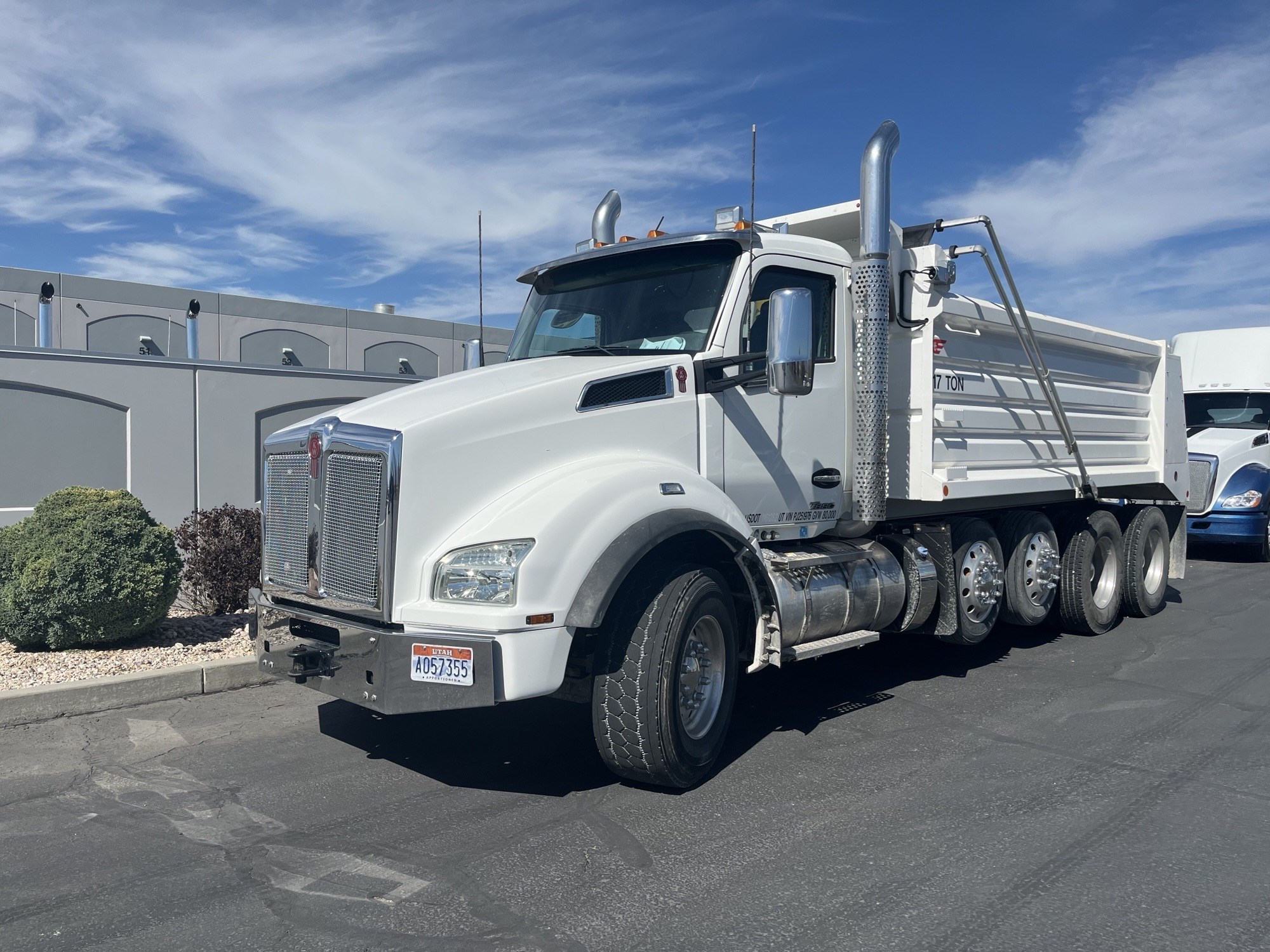 2023 Kenworth T880 2023 Kenworth T880 - image 2 of 6