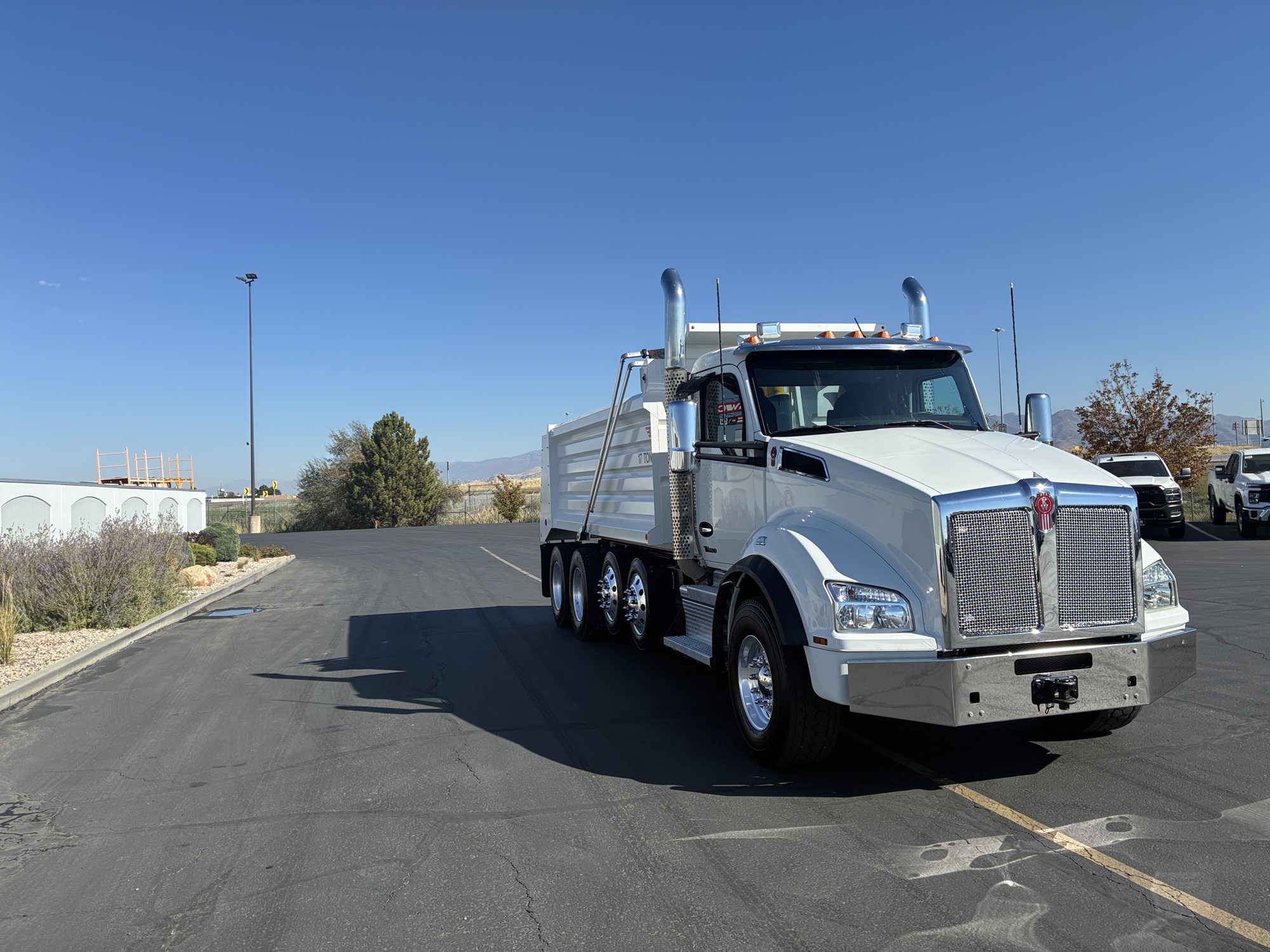 2023 Kenworth T880 - image 4 of 6