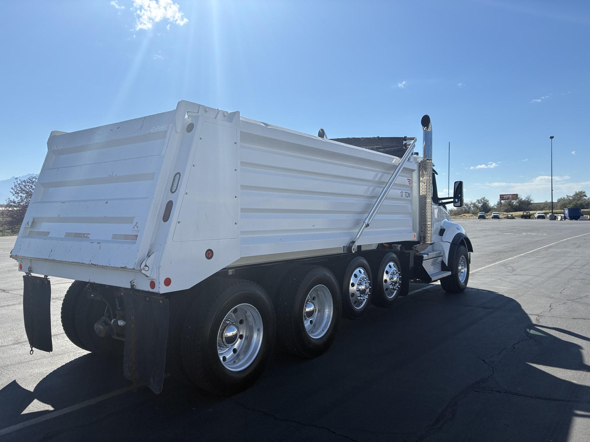 2023 Kenworth T880 - image 5 of 6