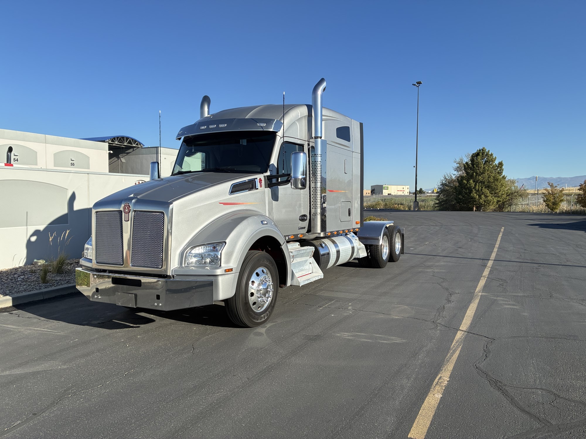 2023 Kenworth T880 2023 Kenworth T880 - image 2 of 6