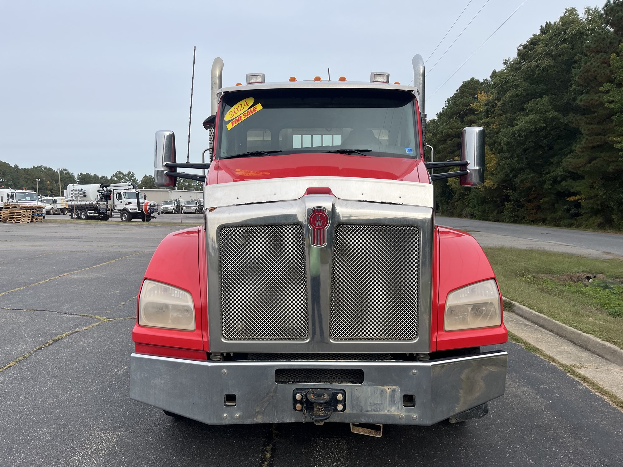 2024 Kenworth T880 - image 2 of 6