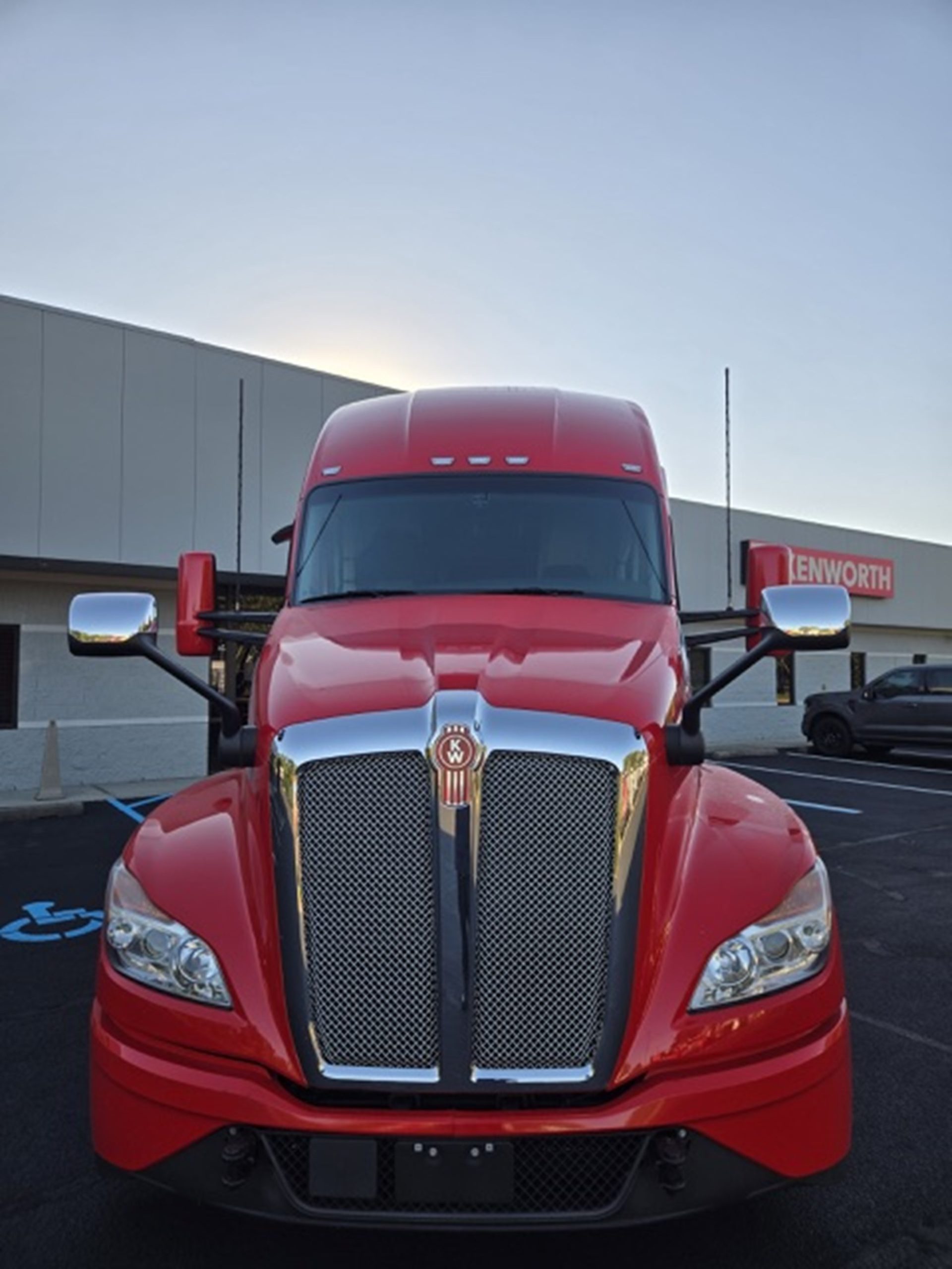 2024 Kenworth T680 - image 2 of 6