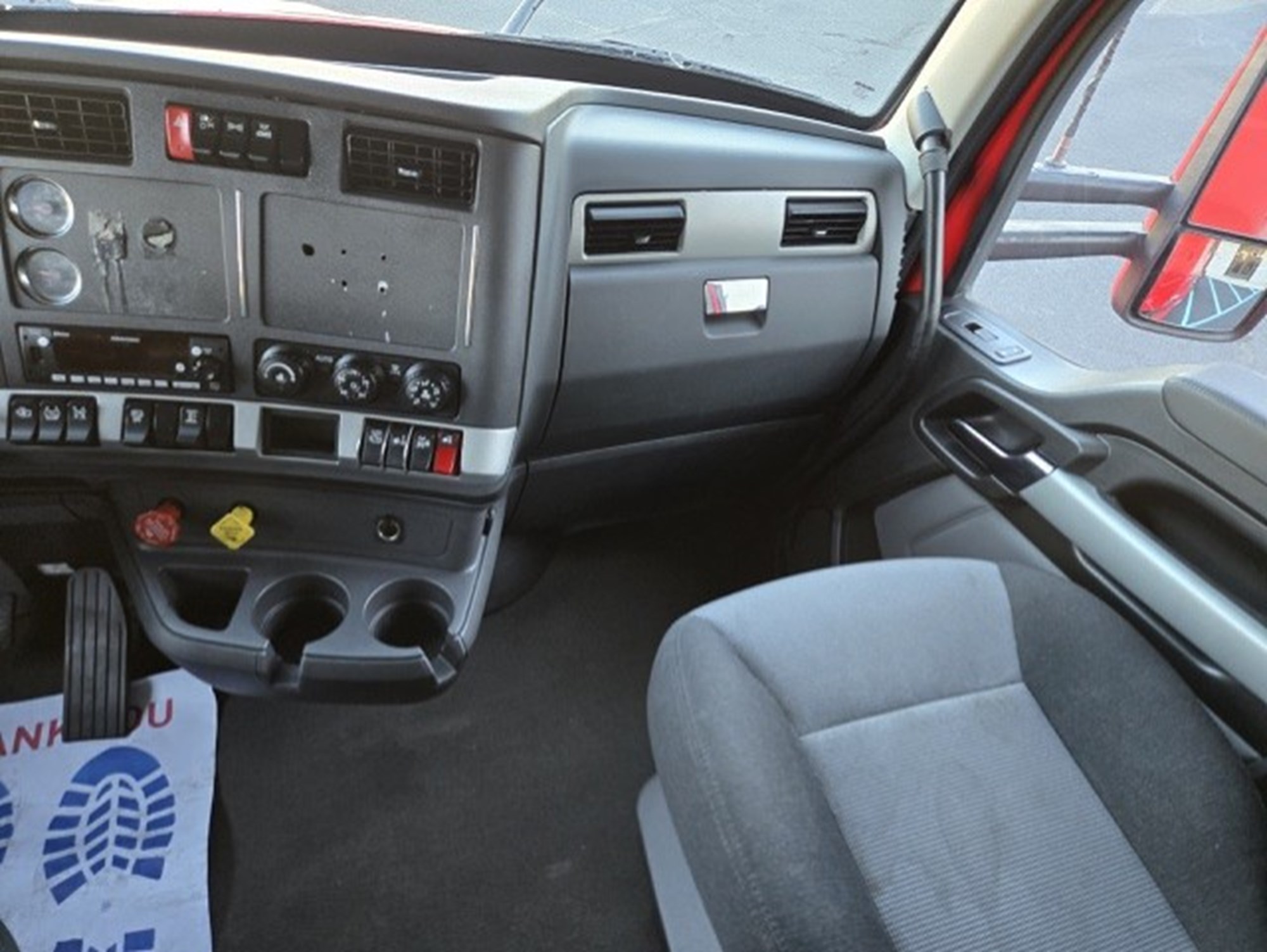 2024 Kenworth T680 - image 4 of 6
