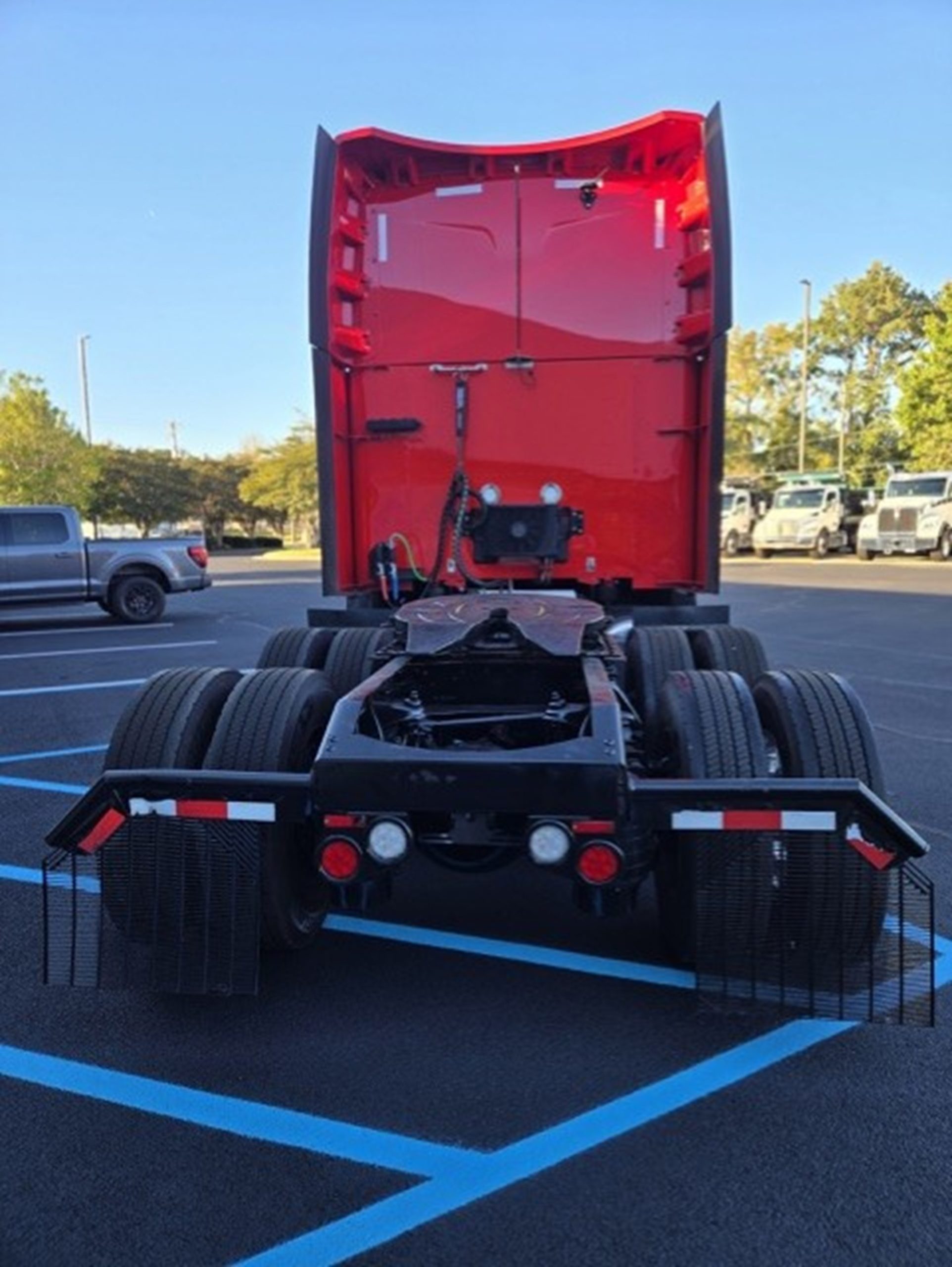 2025 Peterbilt 579 - image 2 of 6