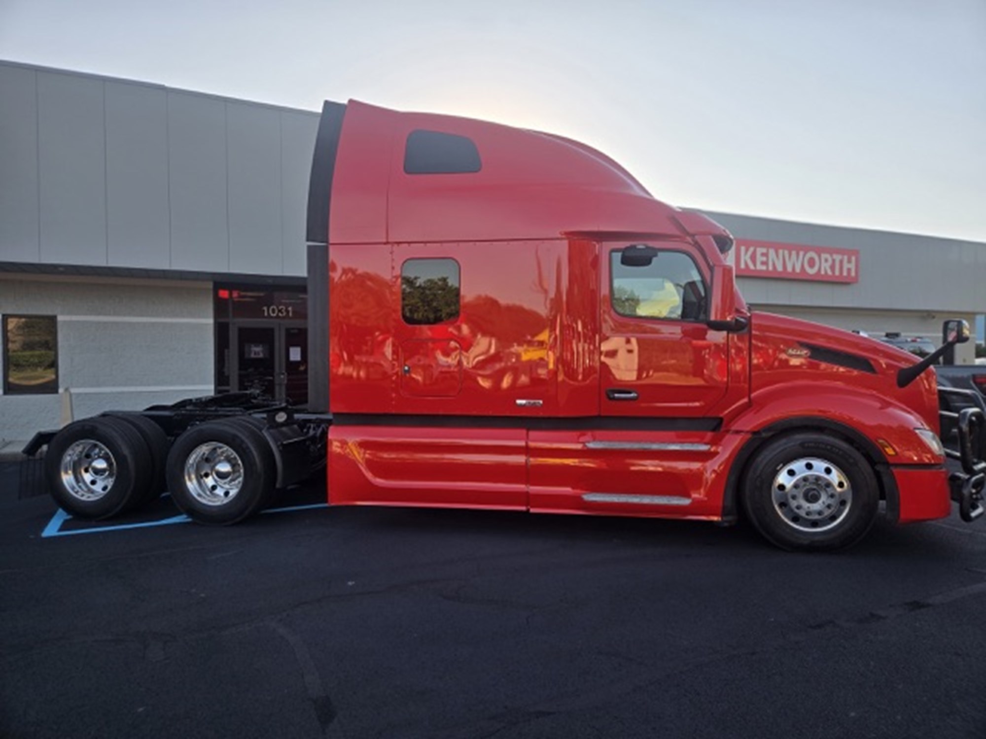 2025 Peterbilt 579 - image 4 of 6