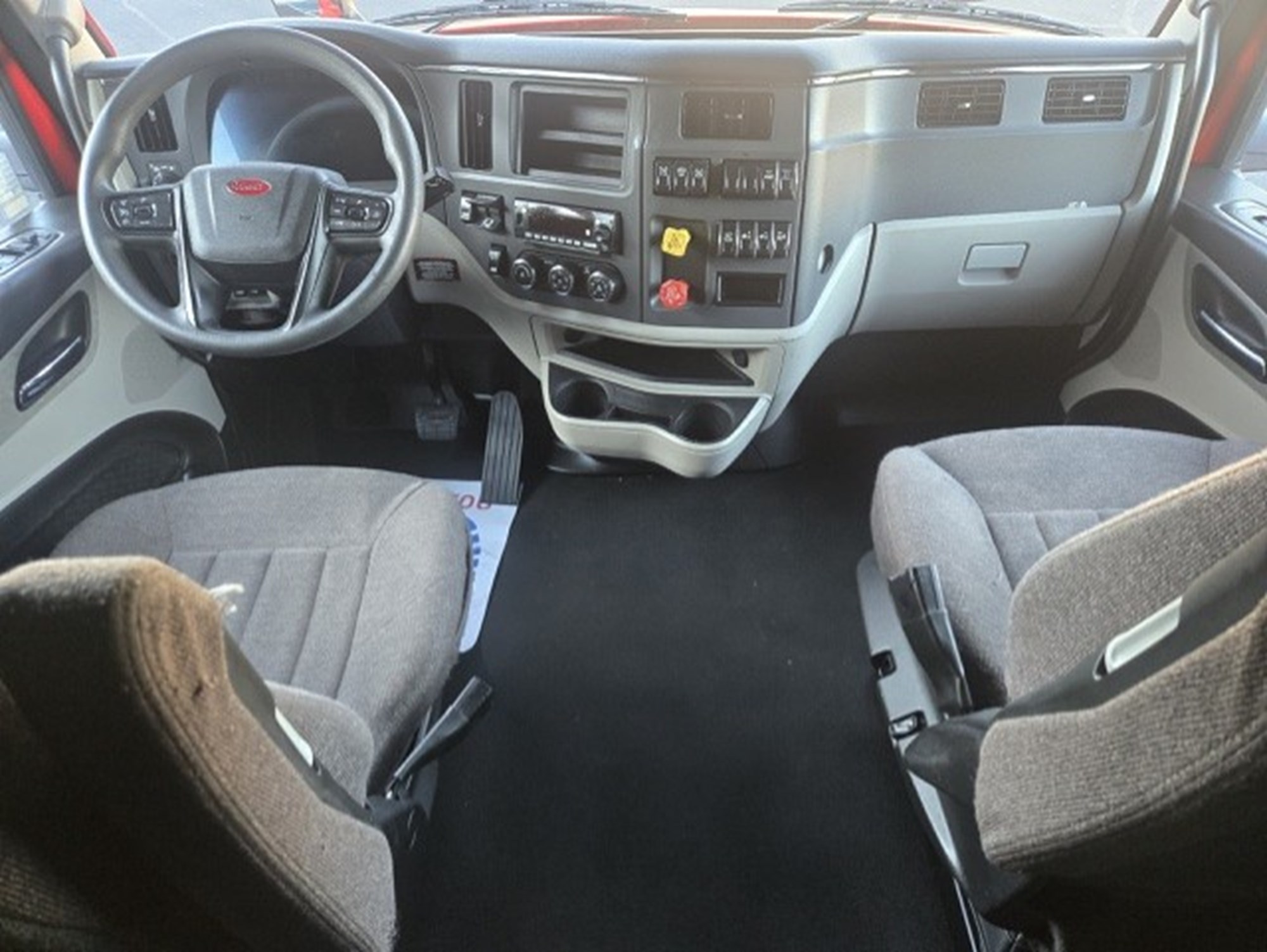 2025 Peterbilt 579 - image 5 of 6